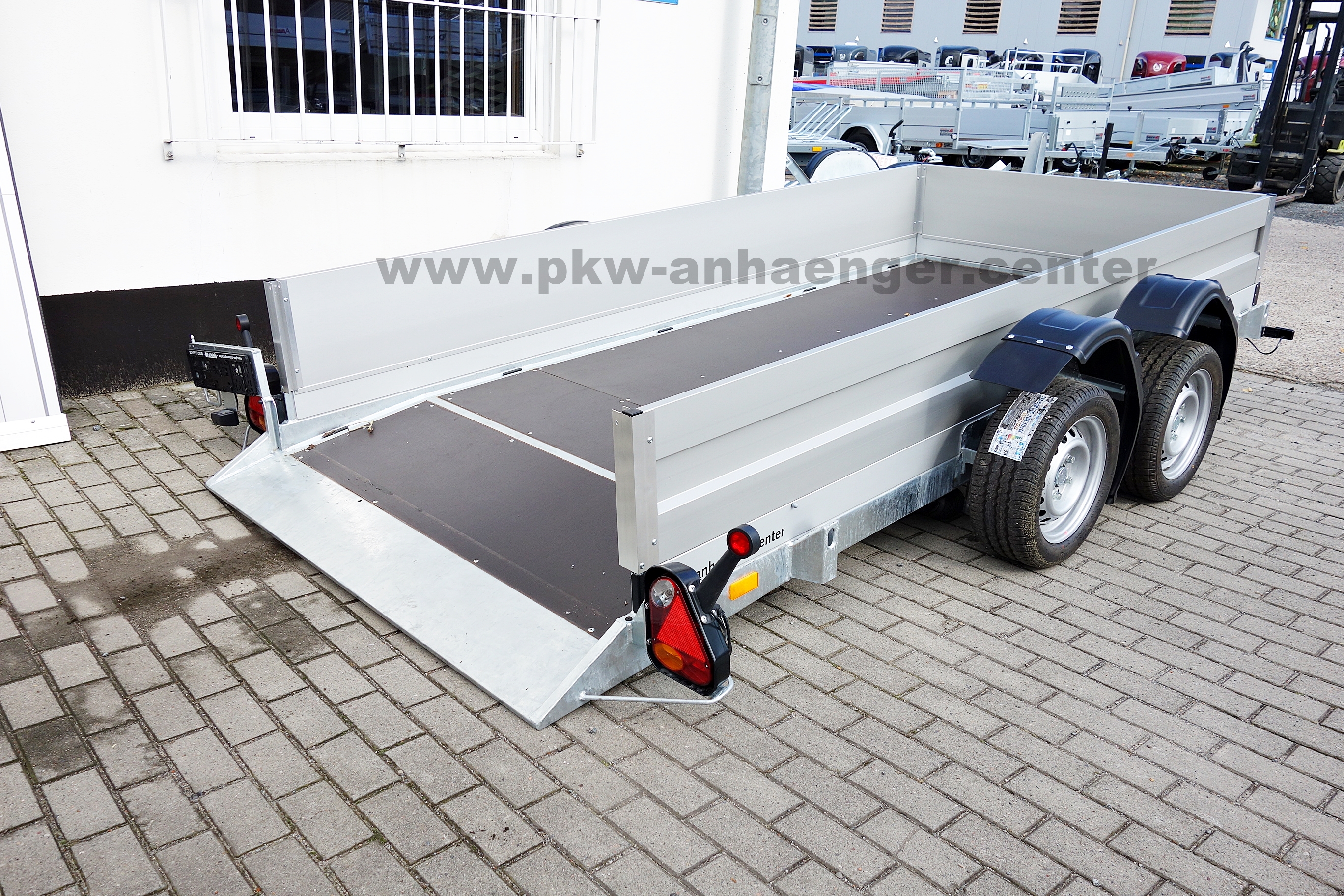 Vezeko Husky 2700kg 340x161x45cm Absenkanhänger