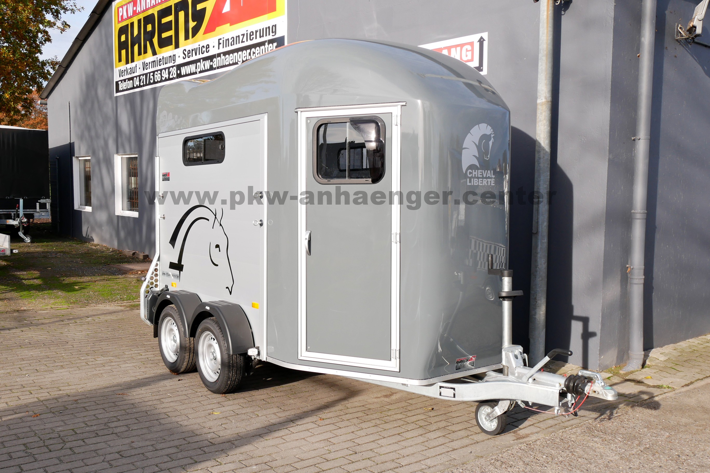 GEBRAUCHTER Cheval Liberte GOLD3-PREMIUM 2er Pferdeanhänger Sattelkammer grau
