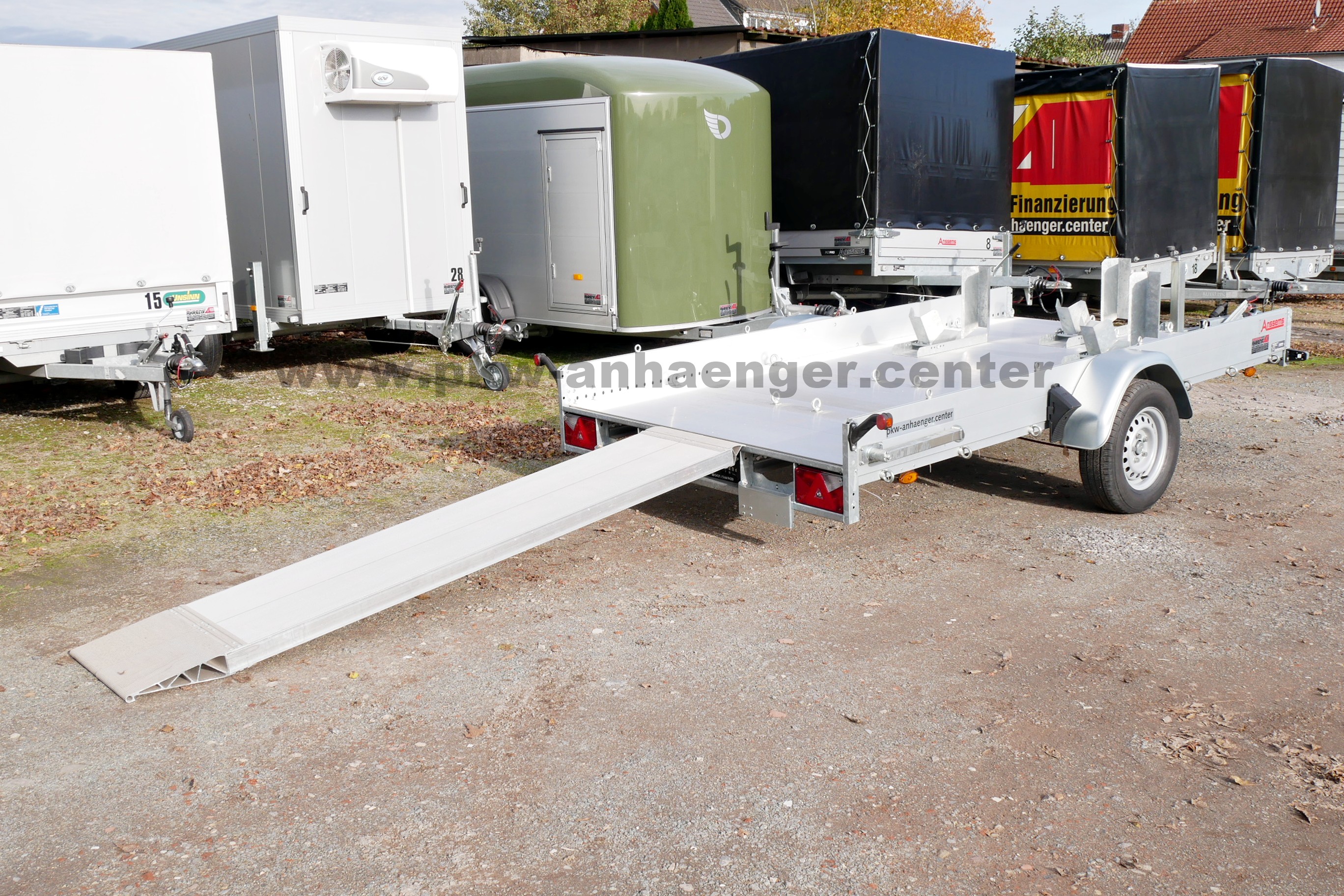 Mietanhänger (23) 3er Motorradanhänger 1200kg 340x170cm 3 Wippen 2 Auffahrschienen