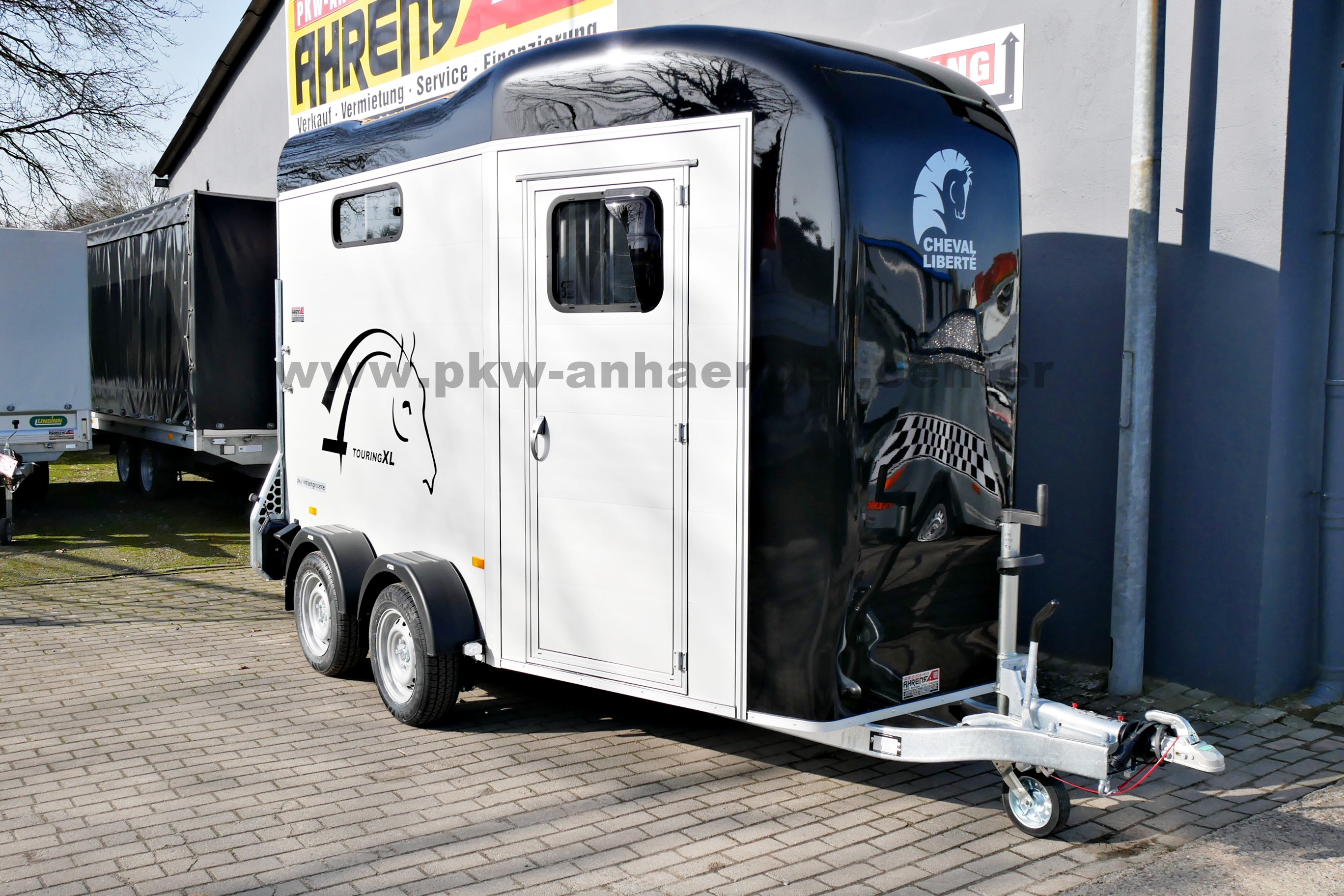 Cheval Liberte TOURING-XL 2er Pferdeanhänger XXL-Sattelkammer 2 Einstiegstüren