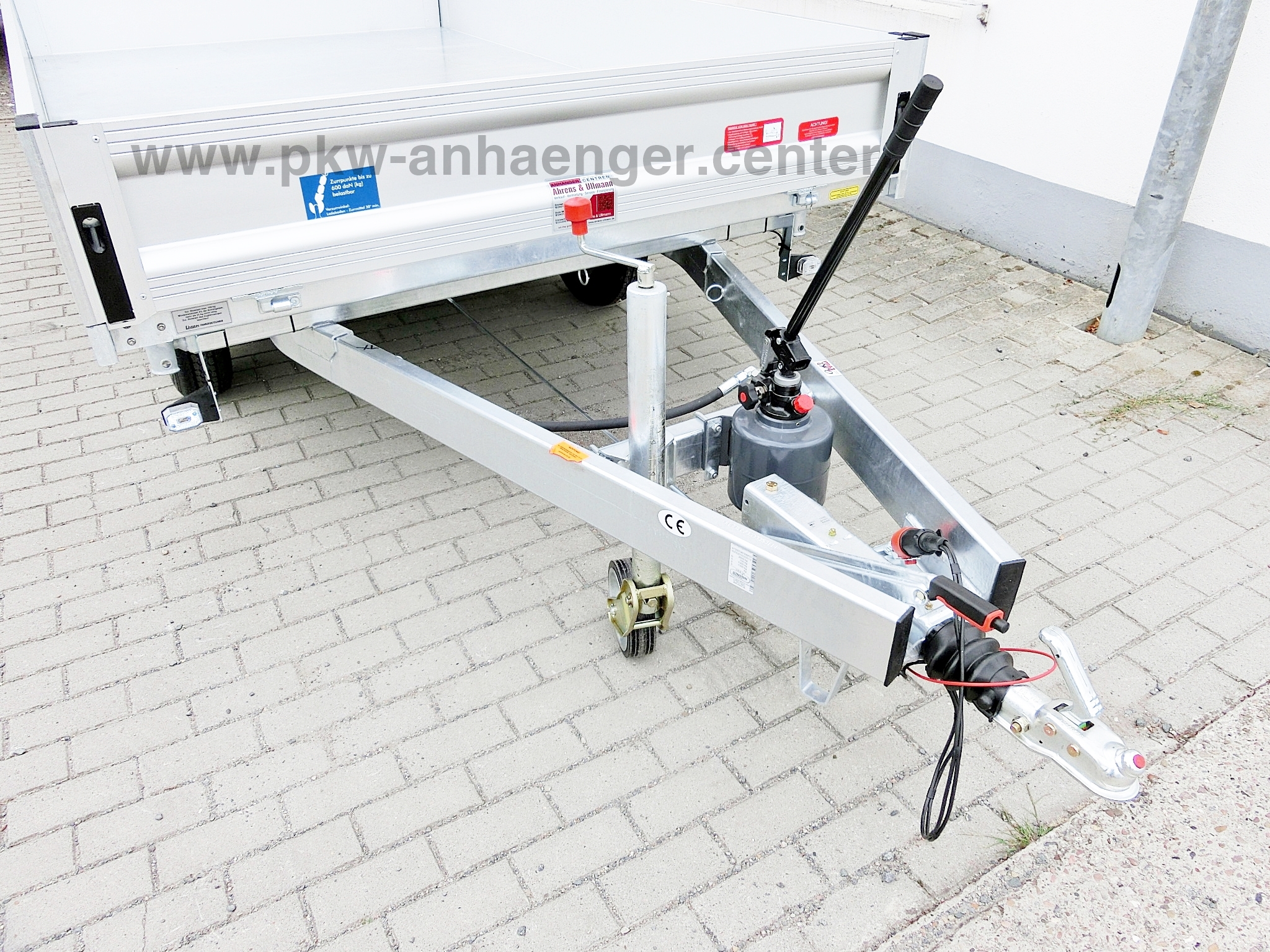 a-UN-2600-306x175x30cm-3SKipp-Web34-2-w