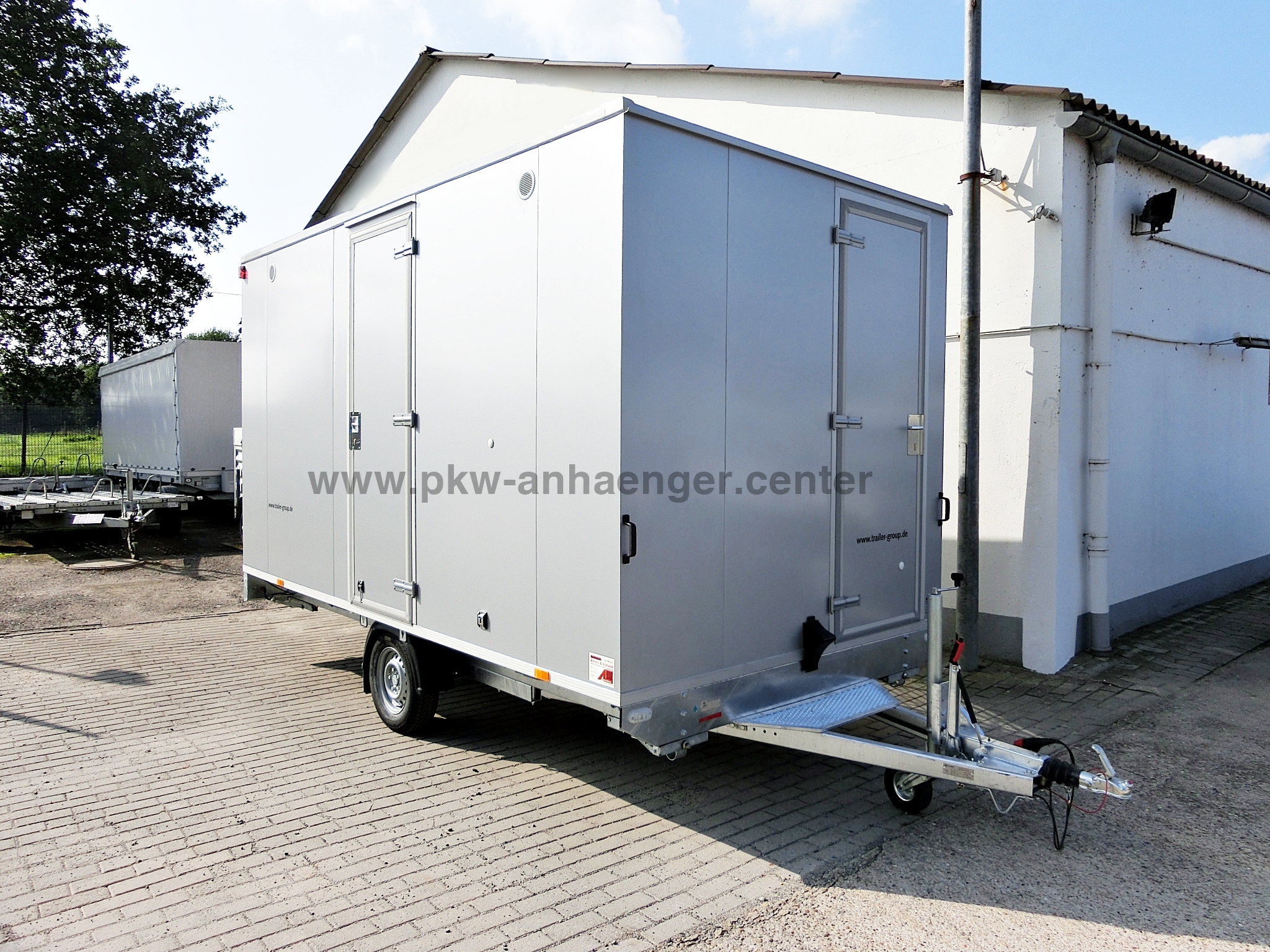 a-MOBI4201-1-w Bauwagen mit Toilette Mannschaftswagen 1300kg 8 Personen