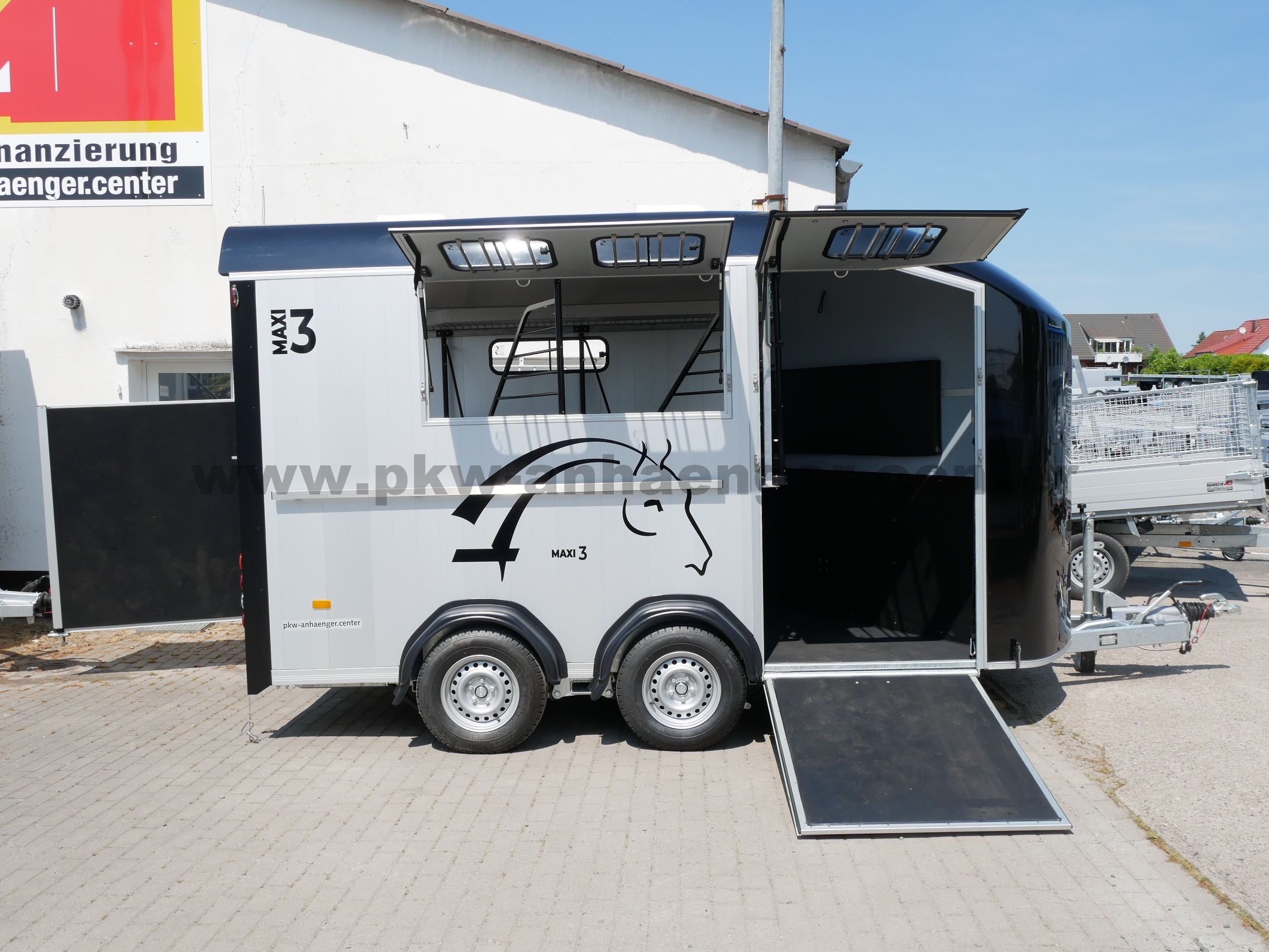 aMaxi3-schwarz-Heu-Dachl-6 Cheval Liberte MAXI3 3er Pferdeanhänger mit Heuablage und Dachlüfter