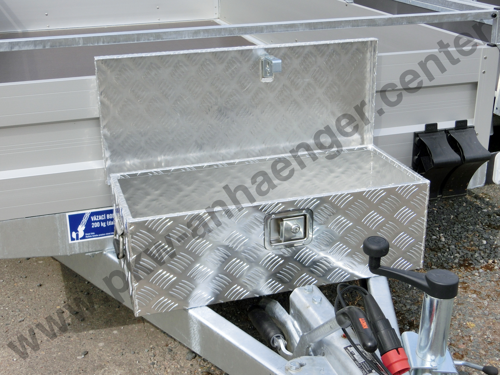 a-Deichselbox-Alu-B425220-1-w Staukasten Alu 71x29x22cm auf Deichsel montiert