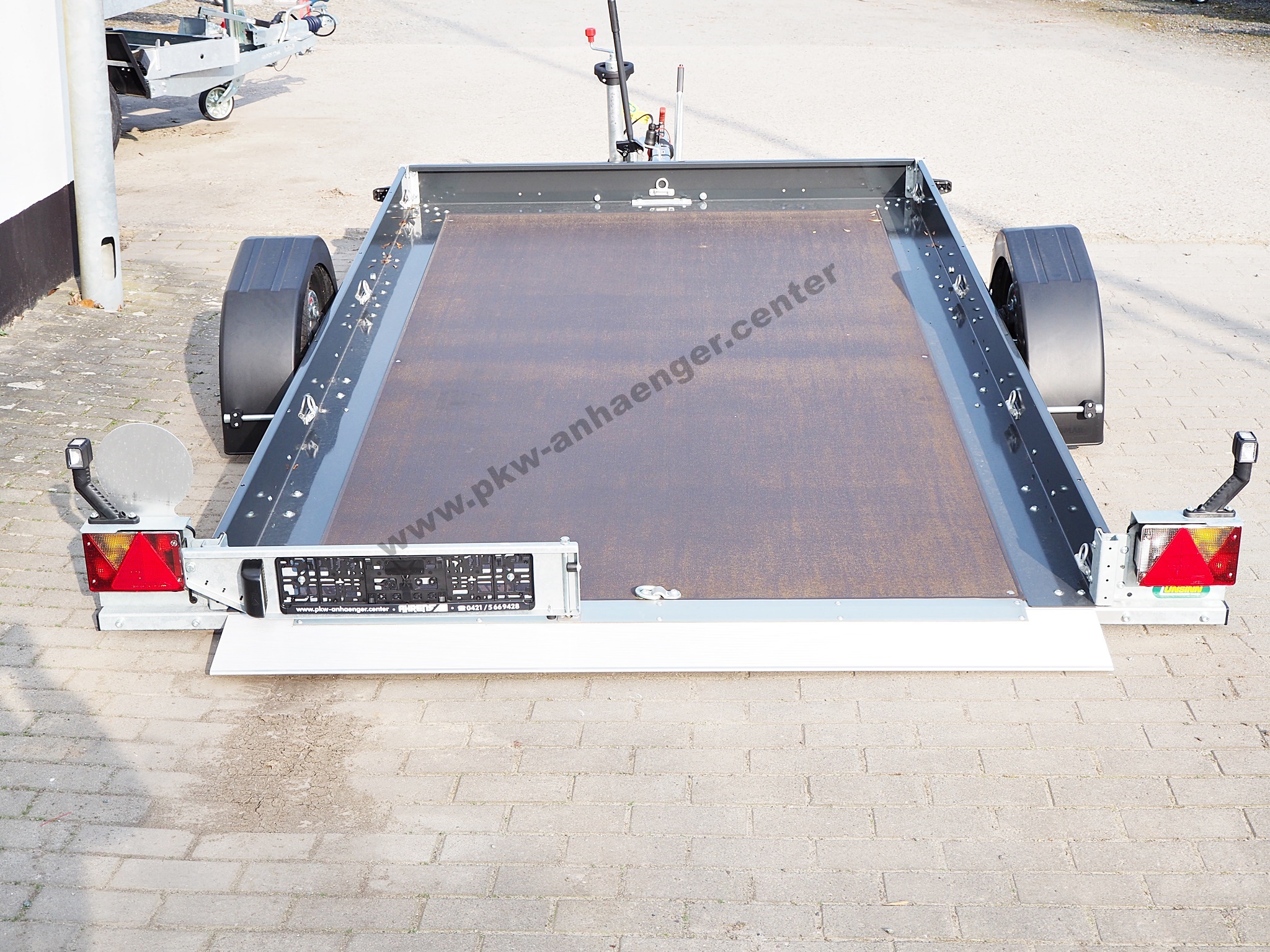 a-UN-1500-315x180-AS-dklgrau-8