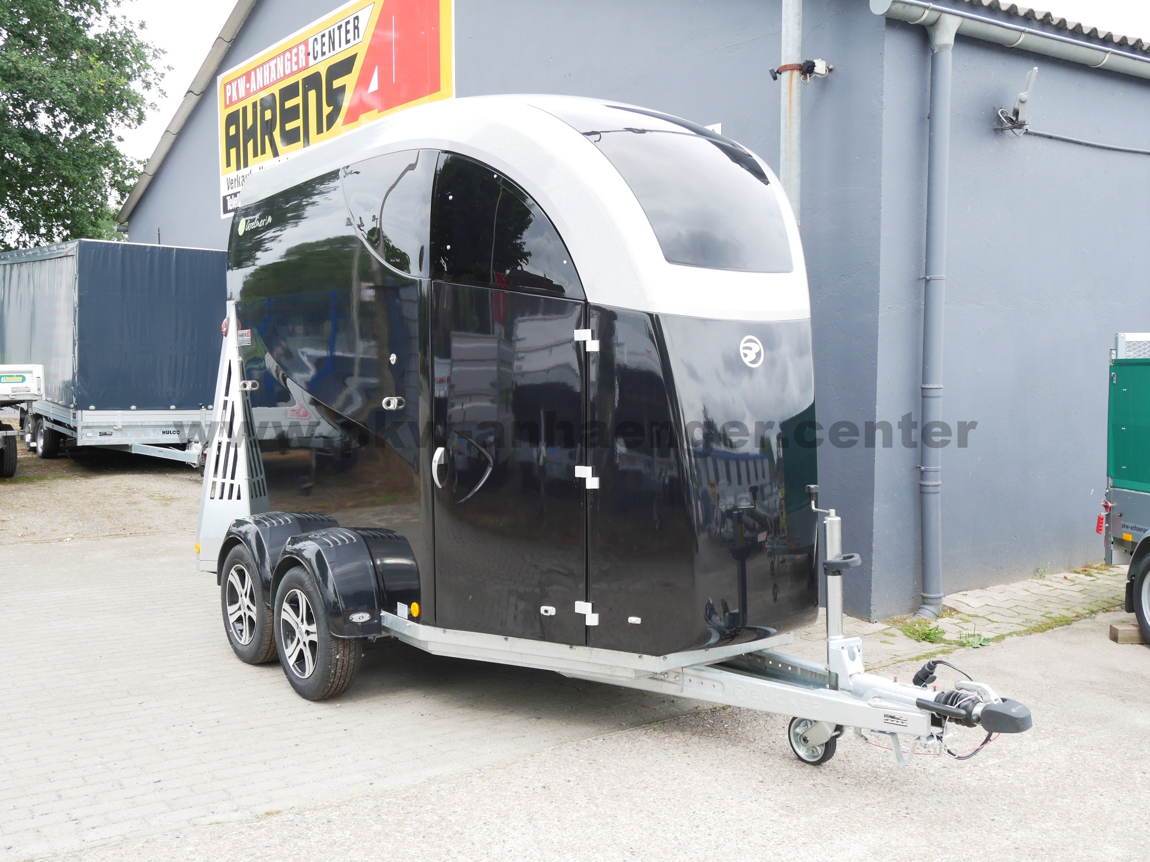 aCarelinerM-schwarz-silber-Pano-Alu-1 CARELINER M 2er Pferdeanhänger Poly Sattelkammer+ Panorama Alufelgen Netzrollo