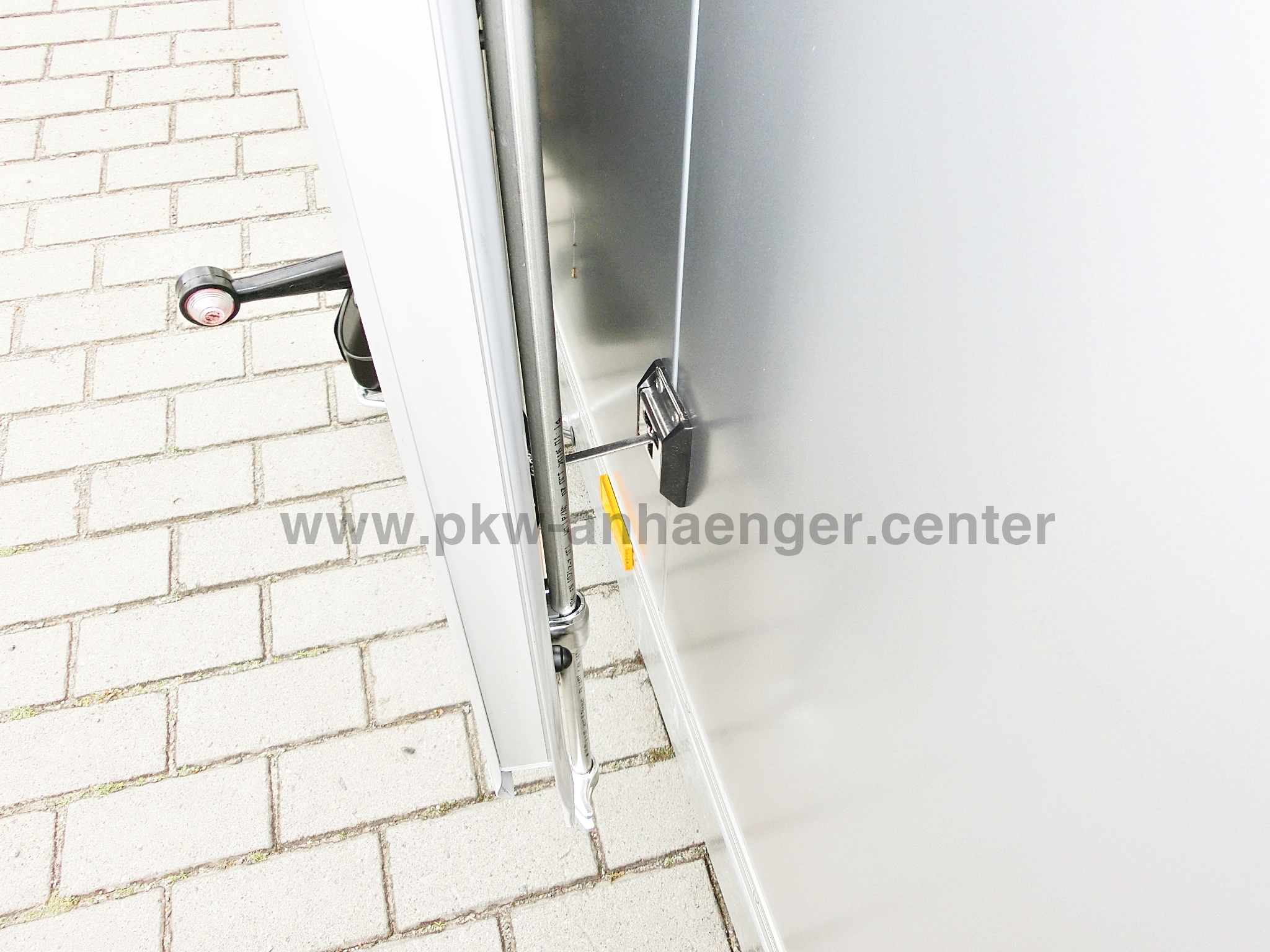 a-VE-1300-265x155x190-Lifter-Koffer-12-w