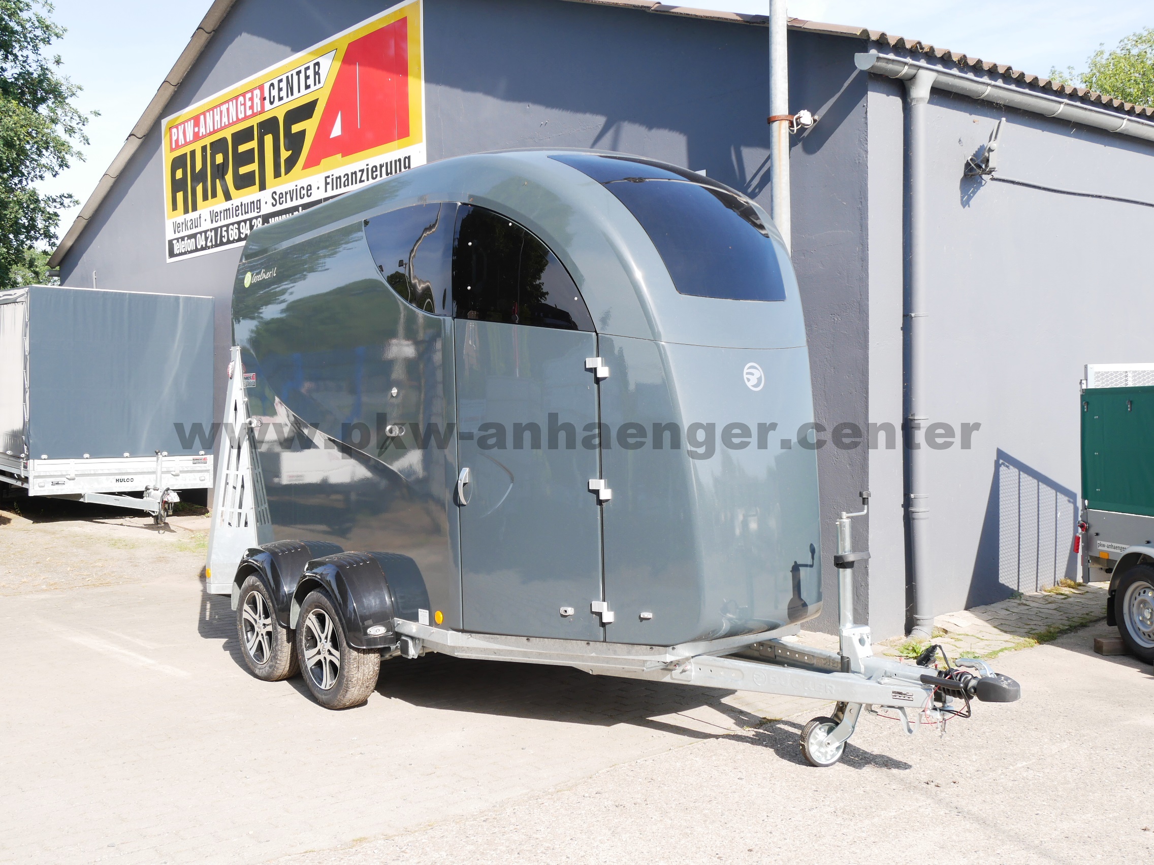 aCareliner-L-grau-Mitteltrennwand-1 GEBRAUCHTER CARELINER L 2er Pferdeanhänger Vollpoly große Sattelkammer grey