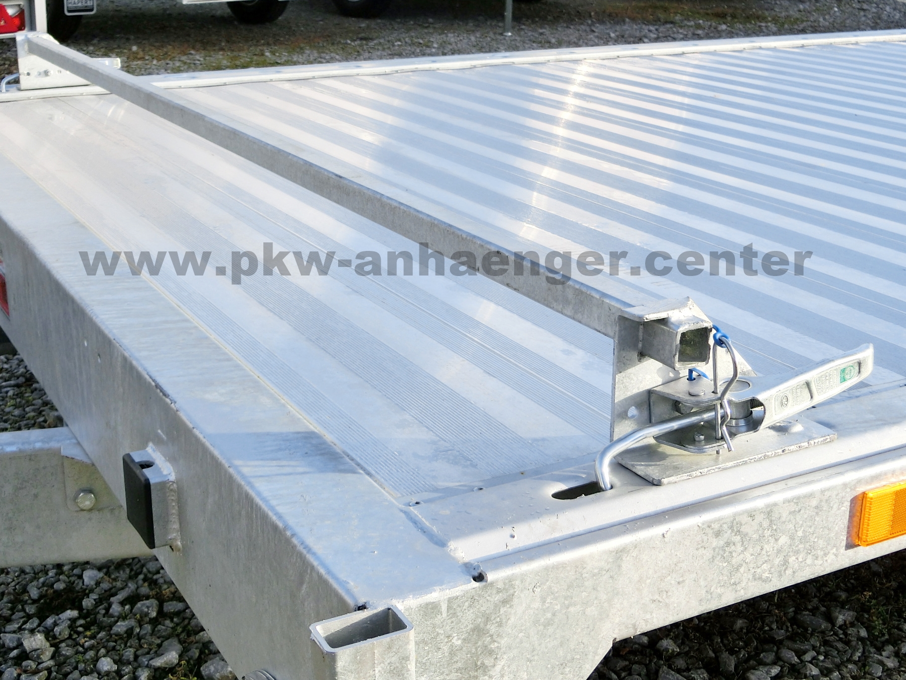 a-TE-Radstopper-7 Radstopper für TEMARED Autotrailer mit Ovallöchern seitlich