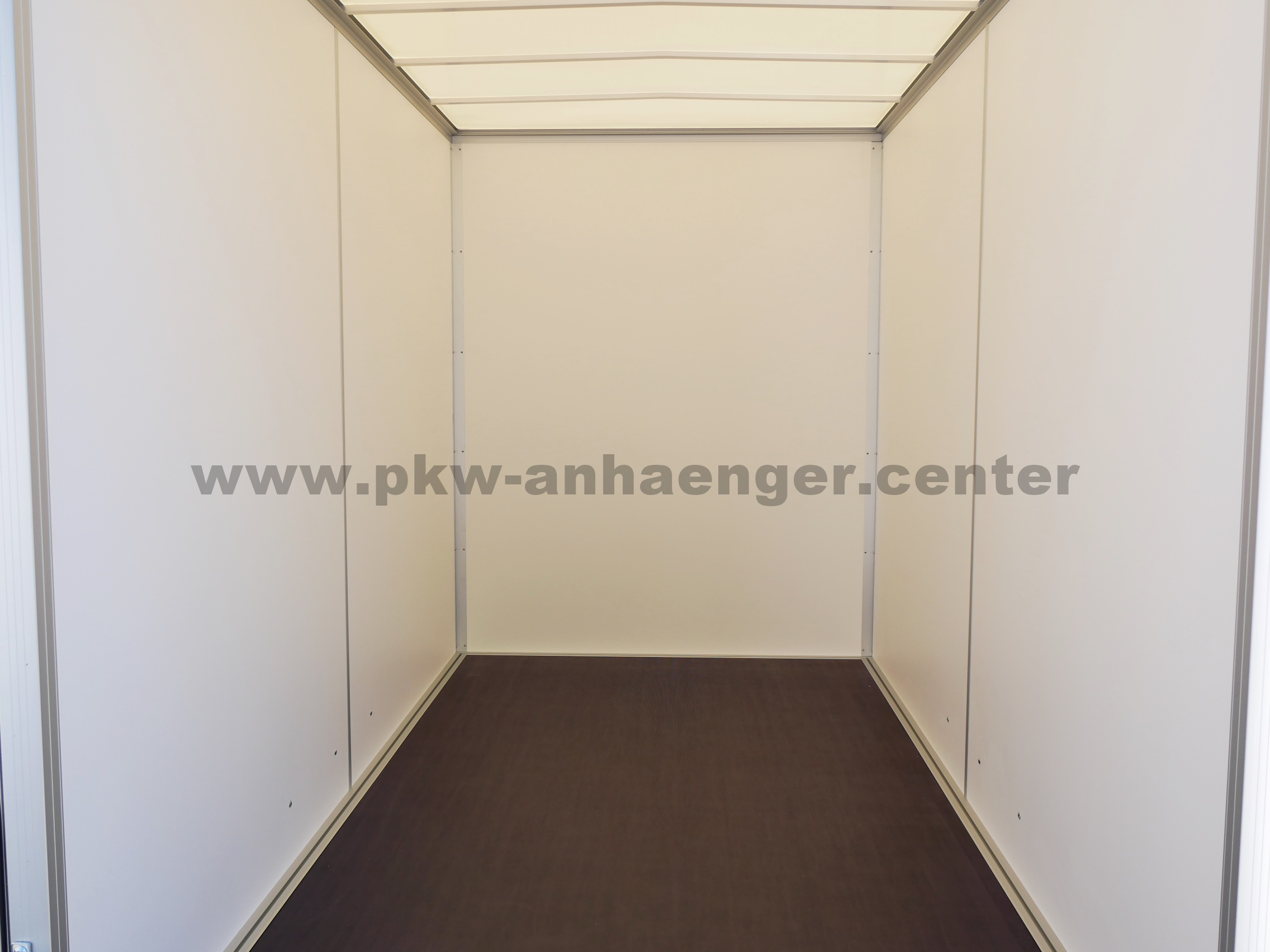 aUN-2000-305x157x194-WEB44-6