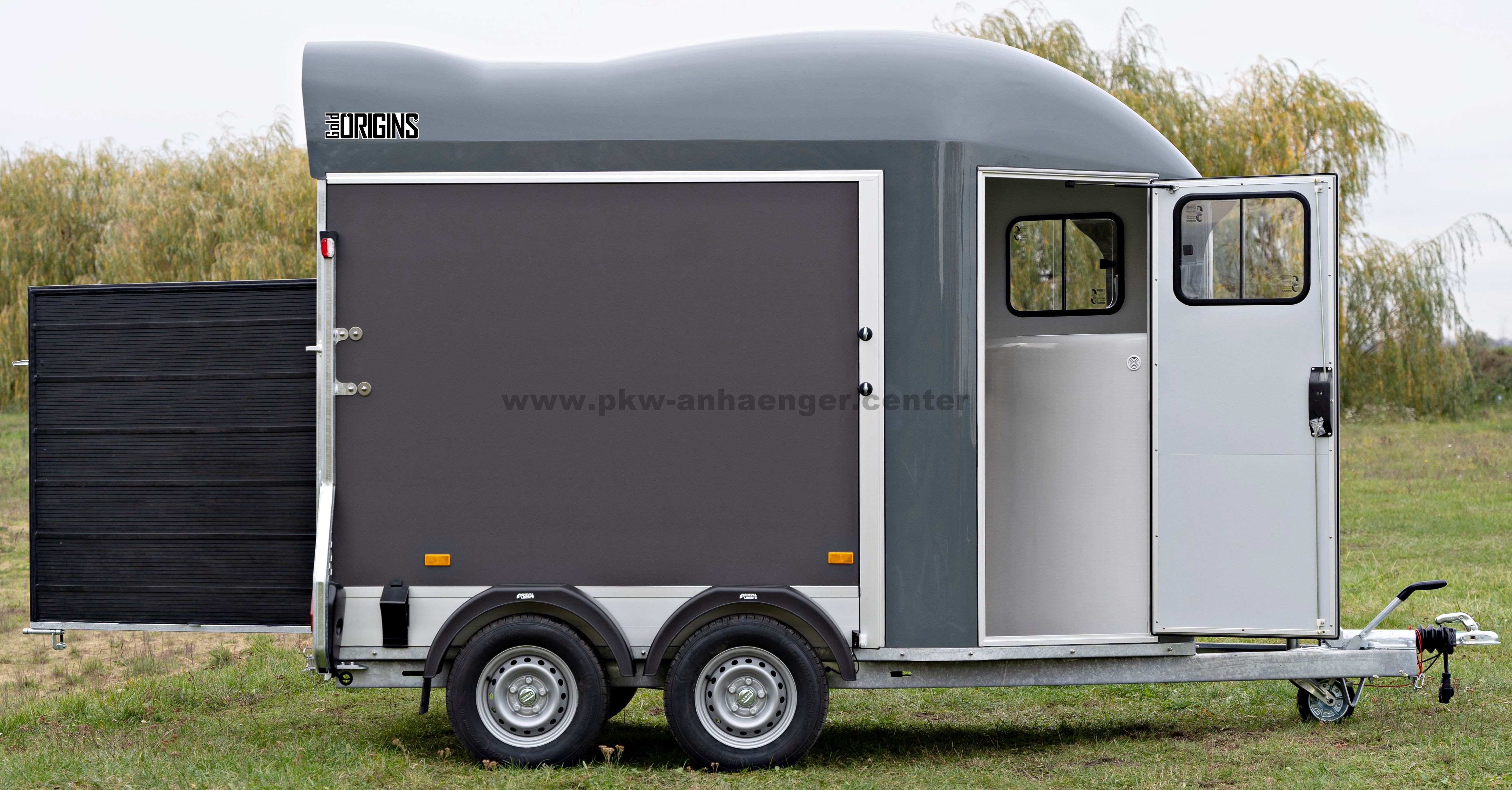 aOrigins-Holz-2 Cheval Liberte GOLD-ORIGINS-PREMIUM 2er Pferdeanhänger Sattelkammer Holzwände Aluboden