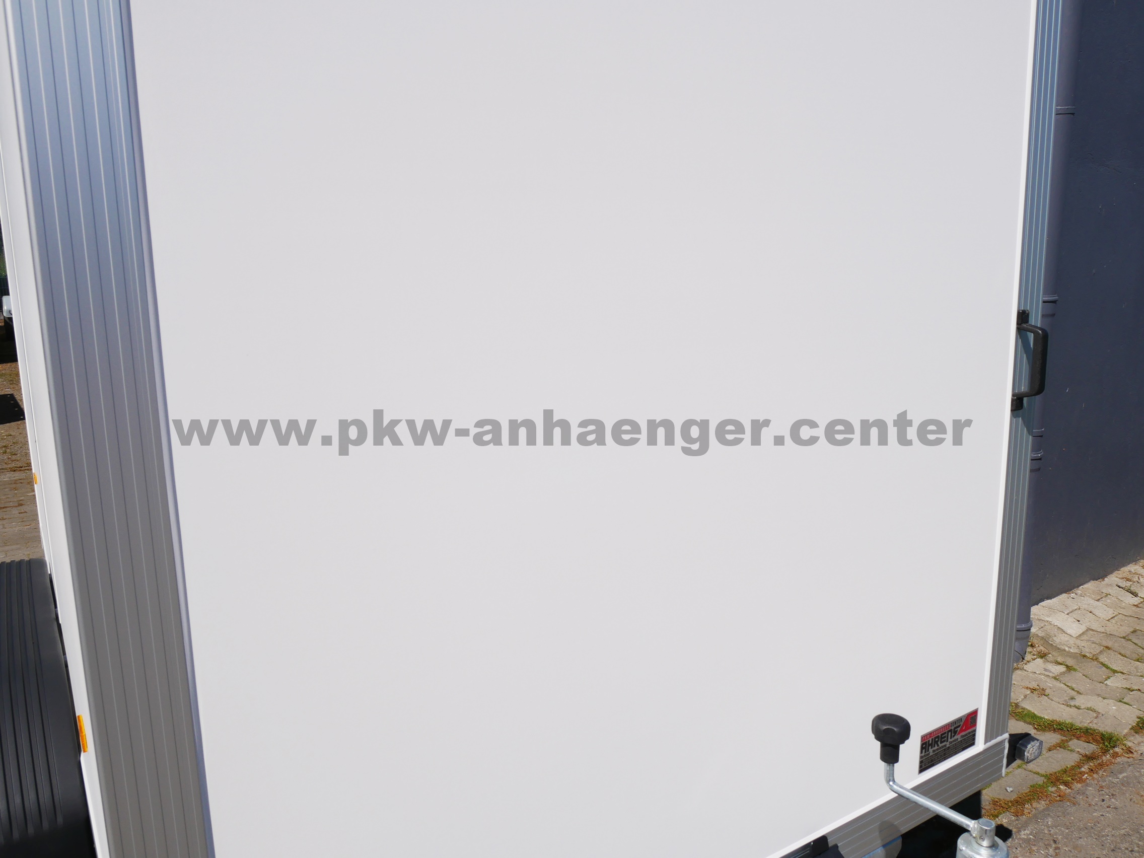 aUN-2000-305x157x194-WEB44-8