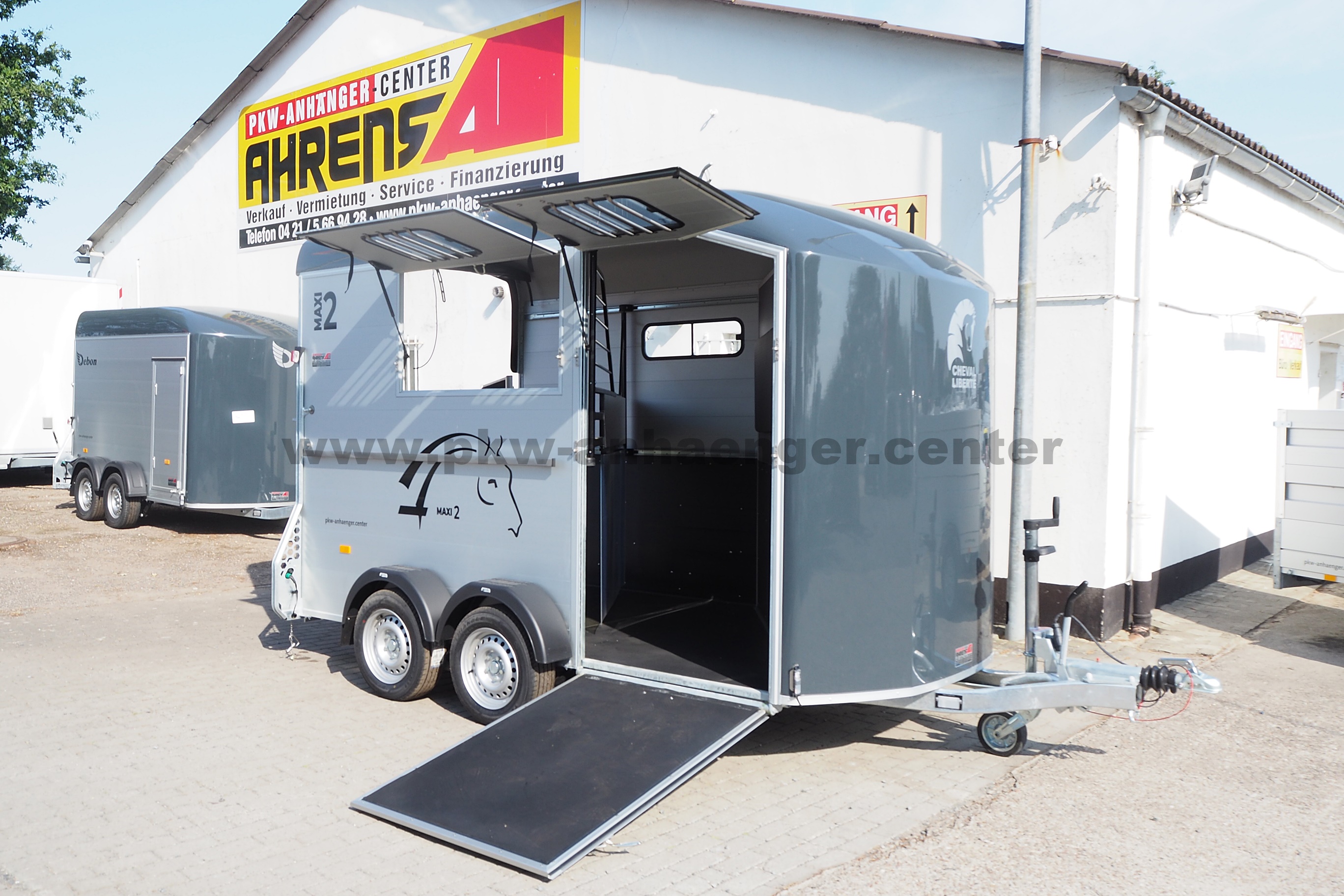 aMaxi2-dklgrau-6 Cheval Liberte MAXI2 2er Pferdeanhänger mit Schrägstellung Frontausstieg Sattelkammer