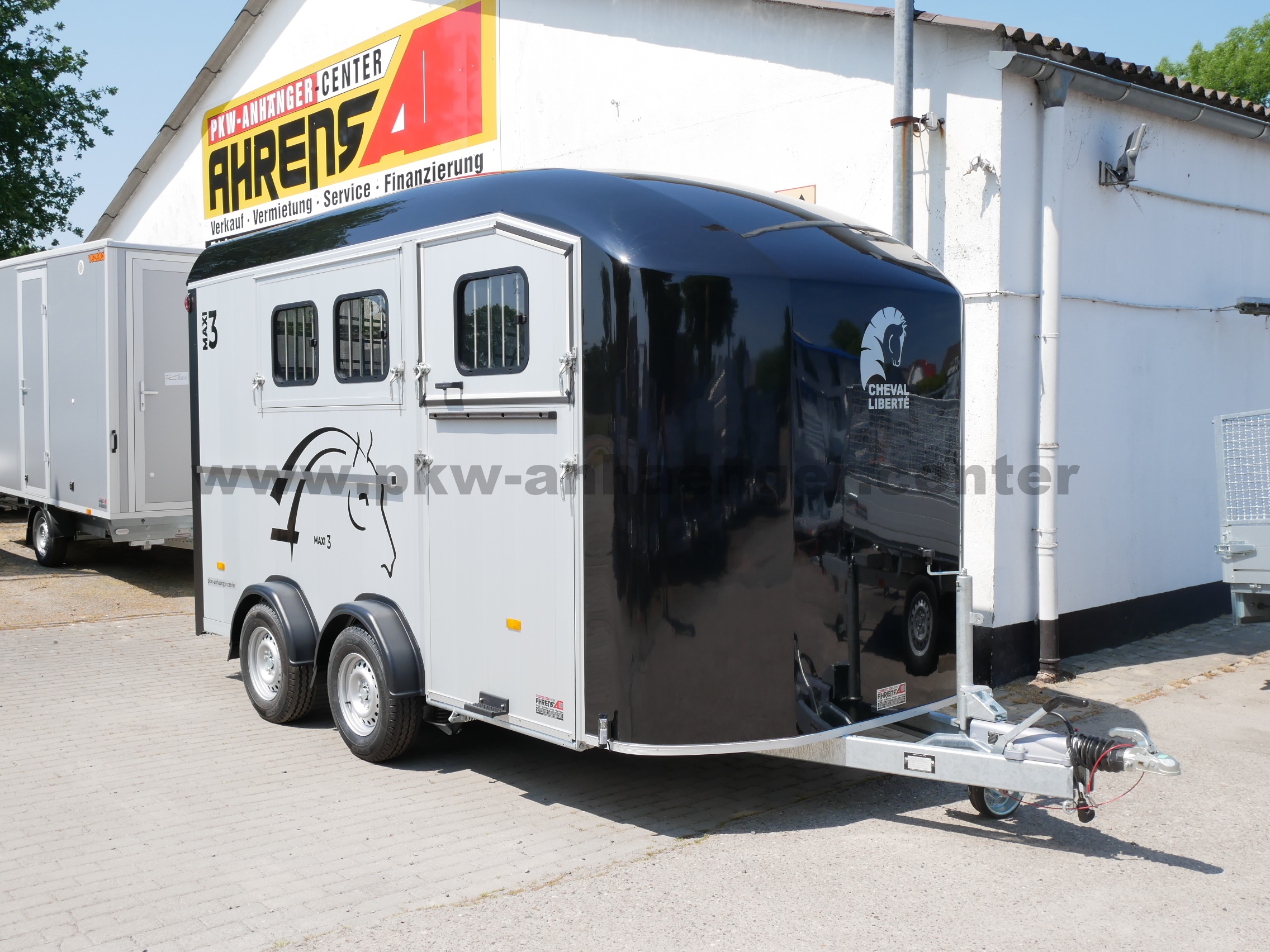 aMaxi3-schwarz-Heu-Dachl-1 Cheval Liberte MAXI3 3er Pferdeanhänger