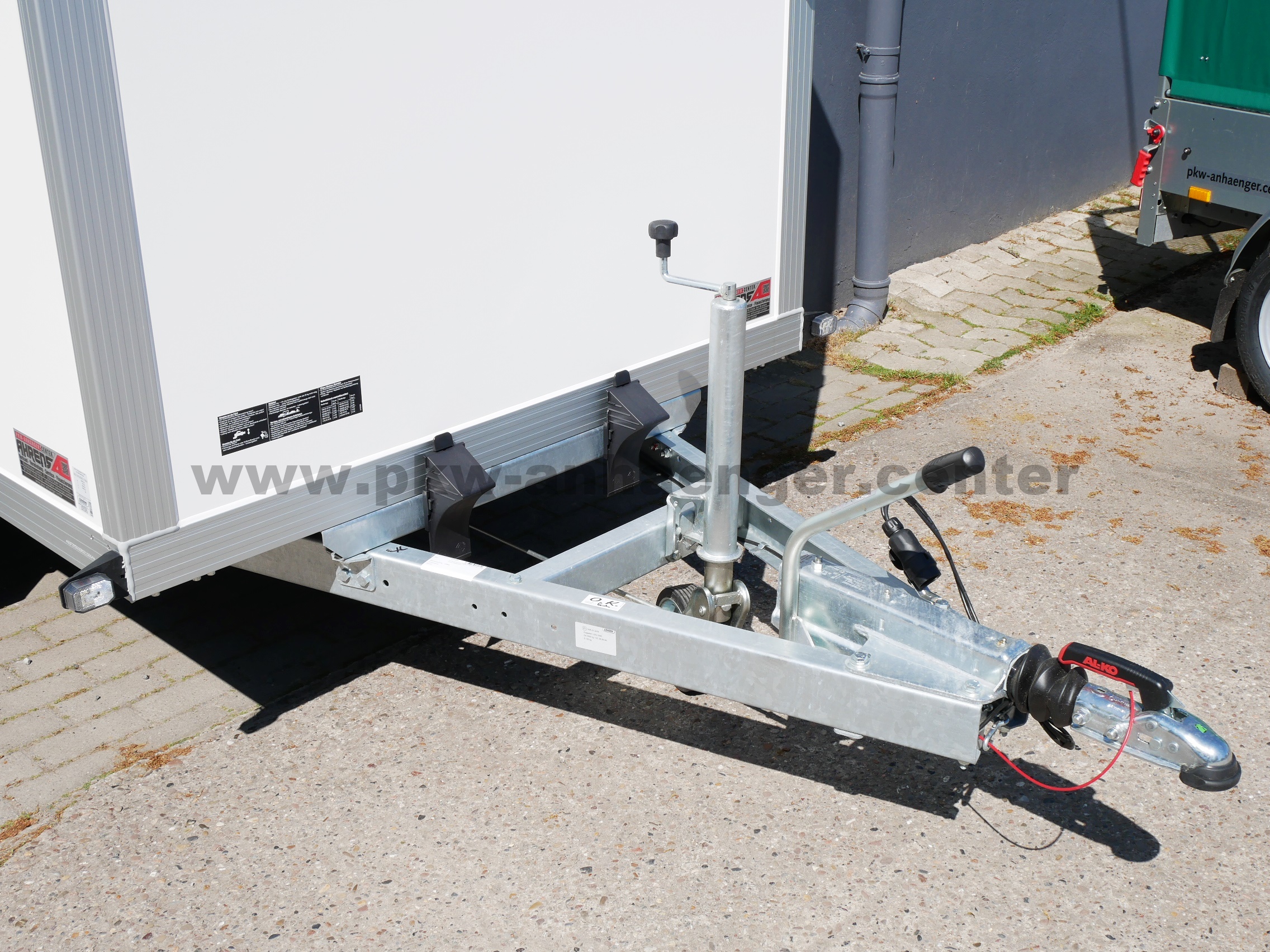 aUN-2000-305x157x194-WEB44-9