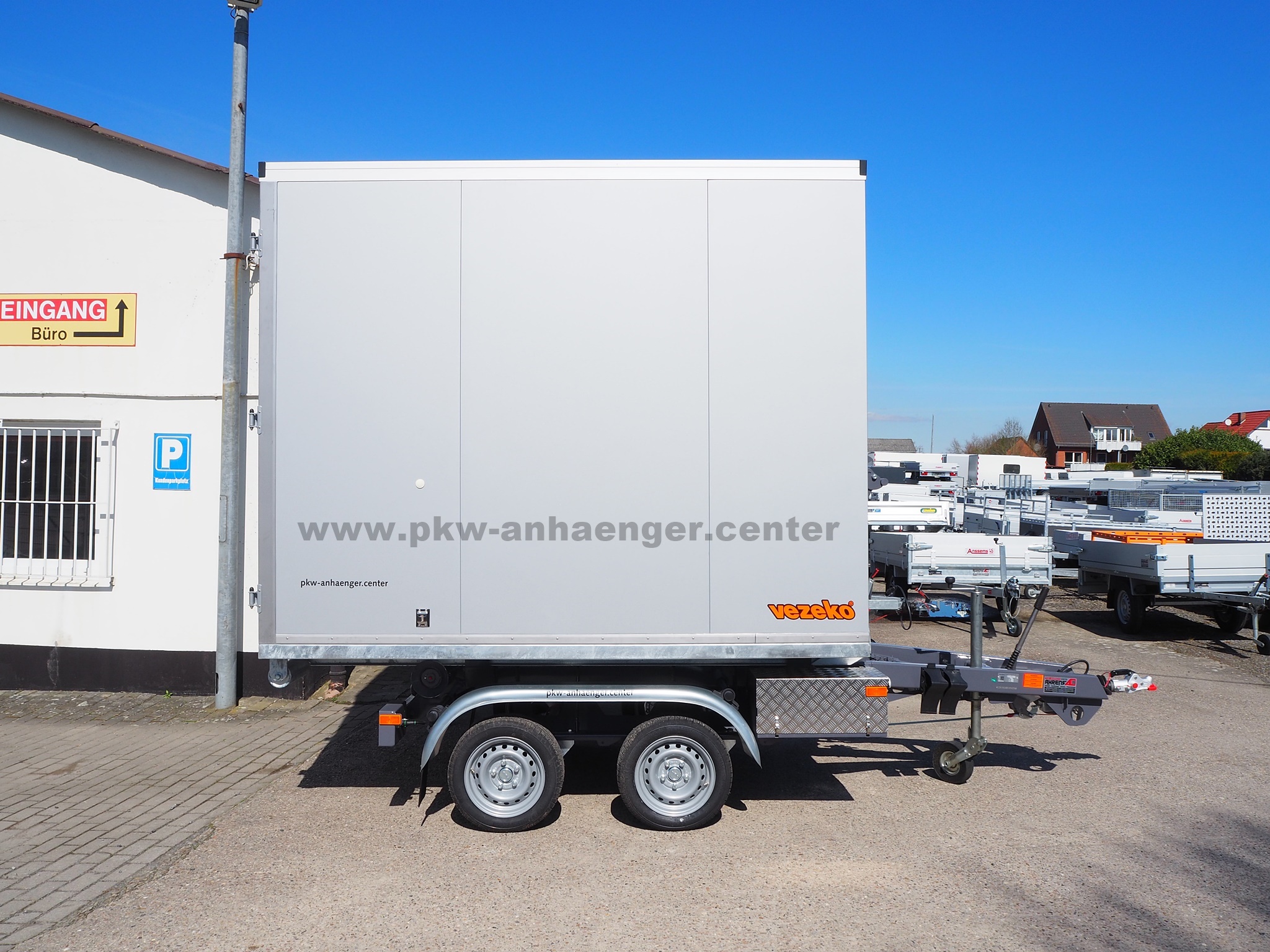 a-Konos-mit-Abrollkoffer-2