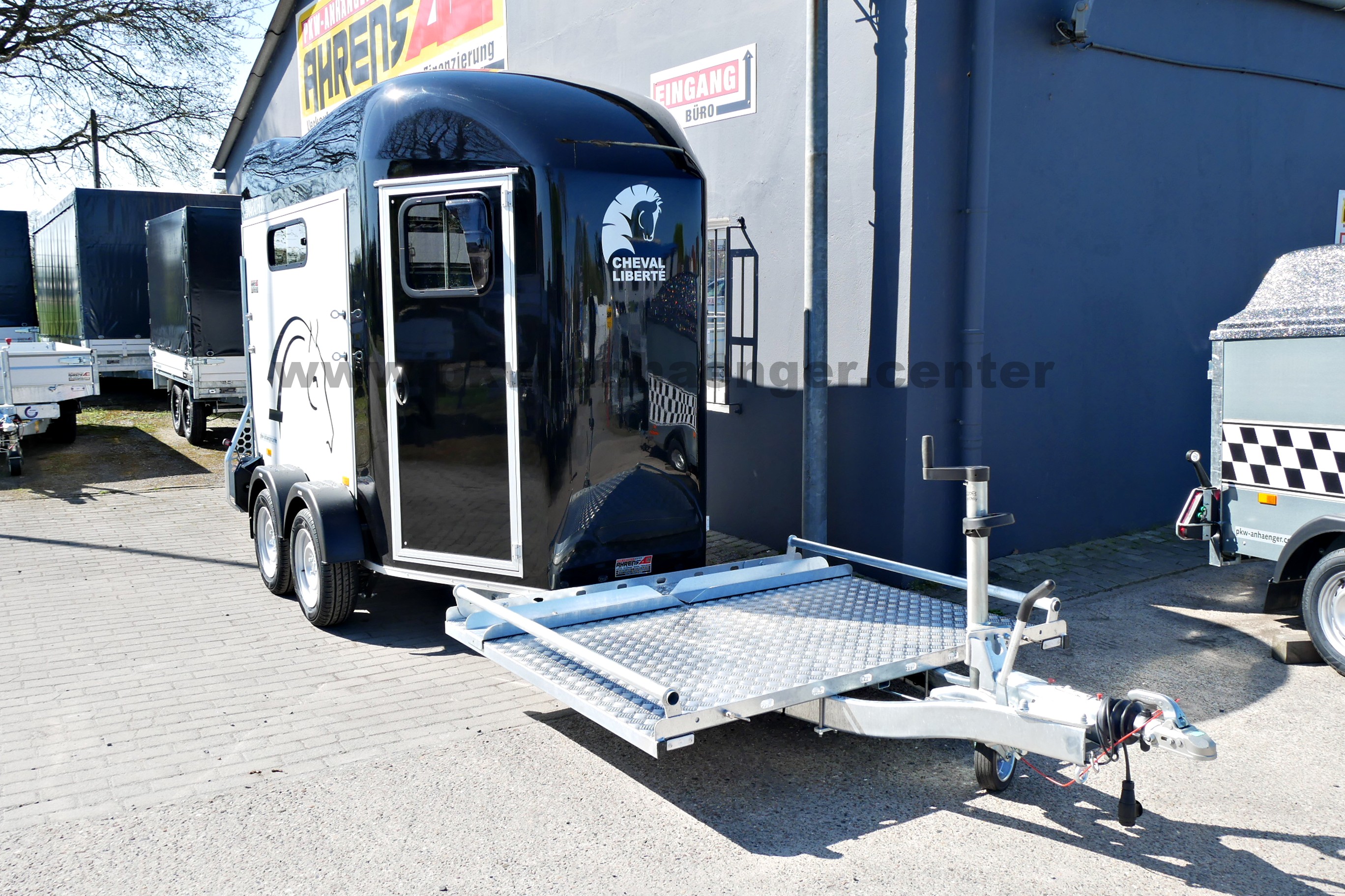 Cheval Liberte MARATHON 2er Pferdeanhänger Kutschenplattform und Sattelkammer
