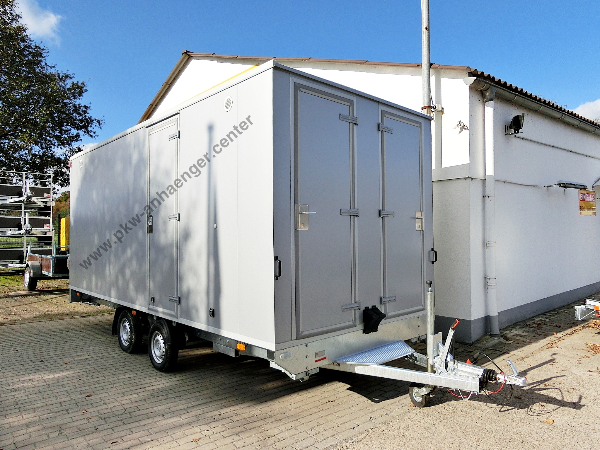 Mannschaftswagen für 12 Personen mit WC und Lagerraum