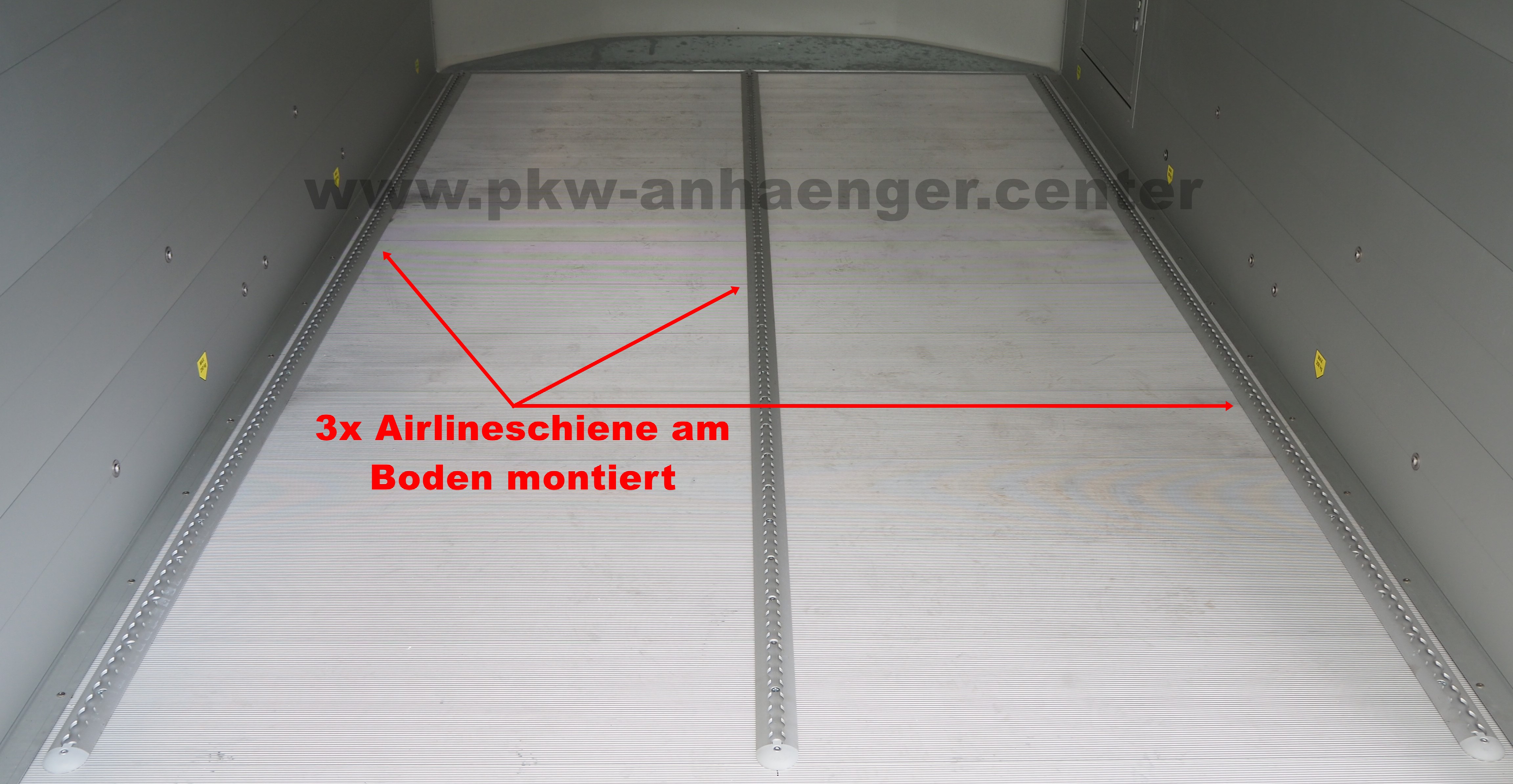 a-Airlineschiene-auf-Aluboden-3x Airlineschiene am Boden montiert 3 Reihen bis 4m Innenlänge