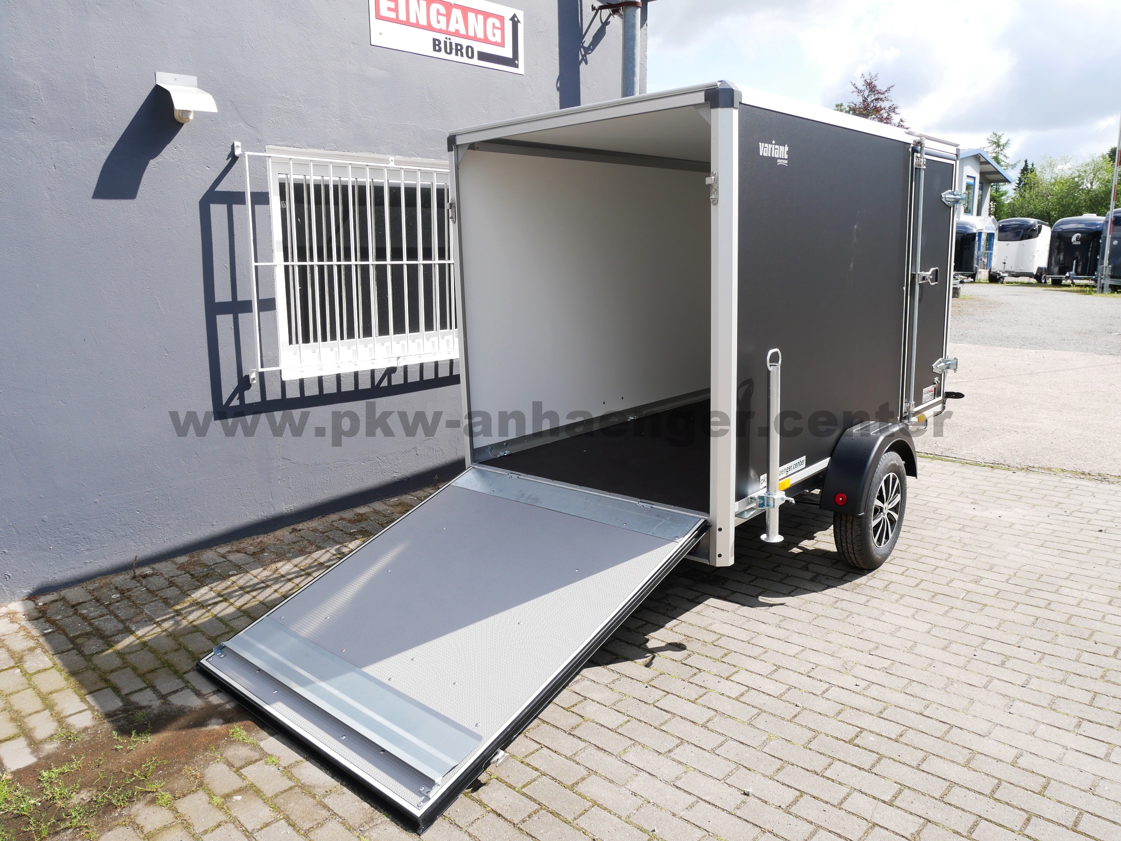 aVA-1350-258x148x157-Koffer-Edition-Rampe-ST-r-5 Variant 1315 C2 EDITION 1350kg 258x148x157cm Auffahrklappe Seitentür Kofferanhänger Alufelgen 100km/