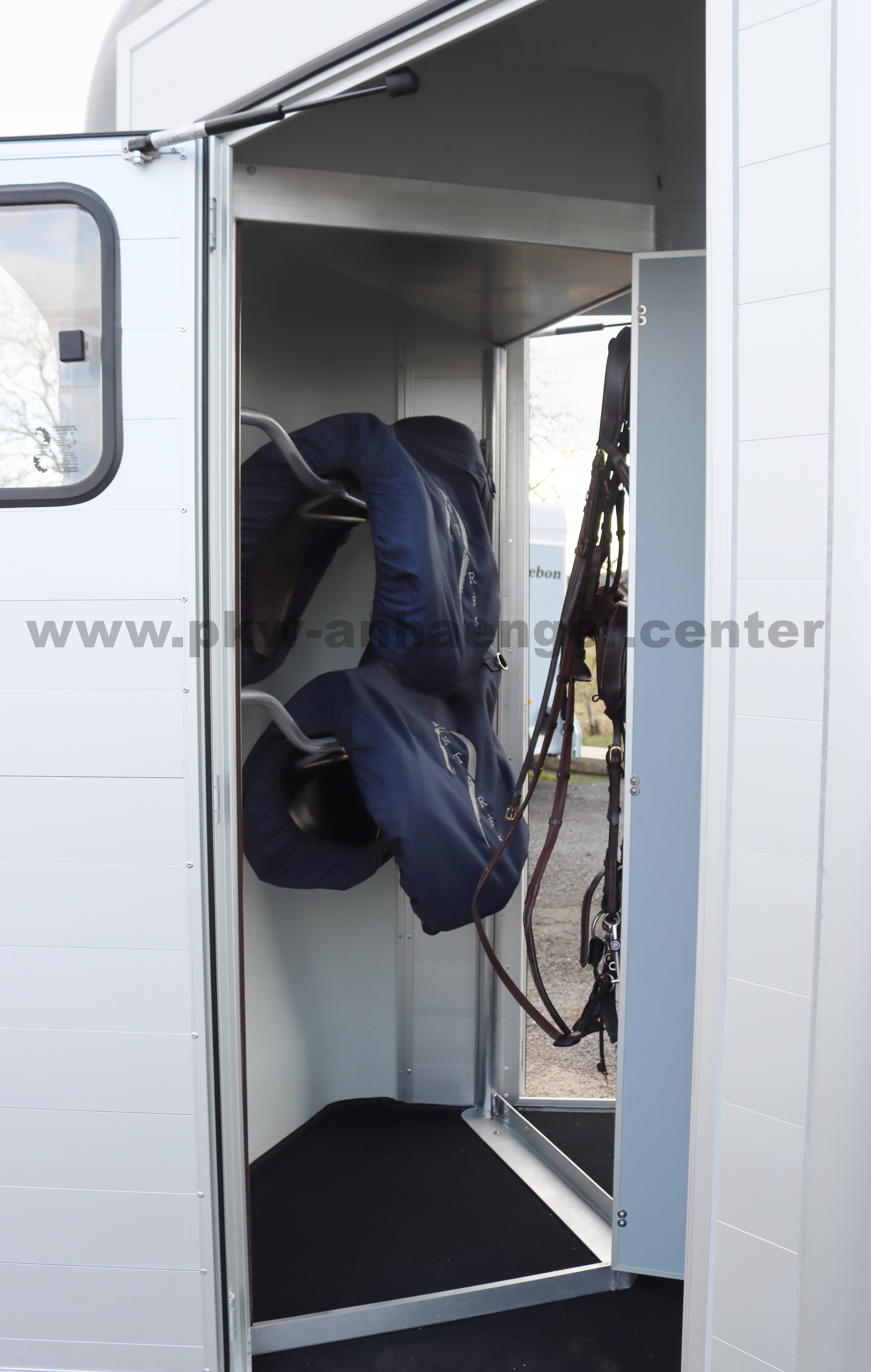 a-CH-Jumping-New-dklgrau-9