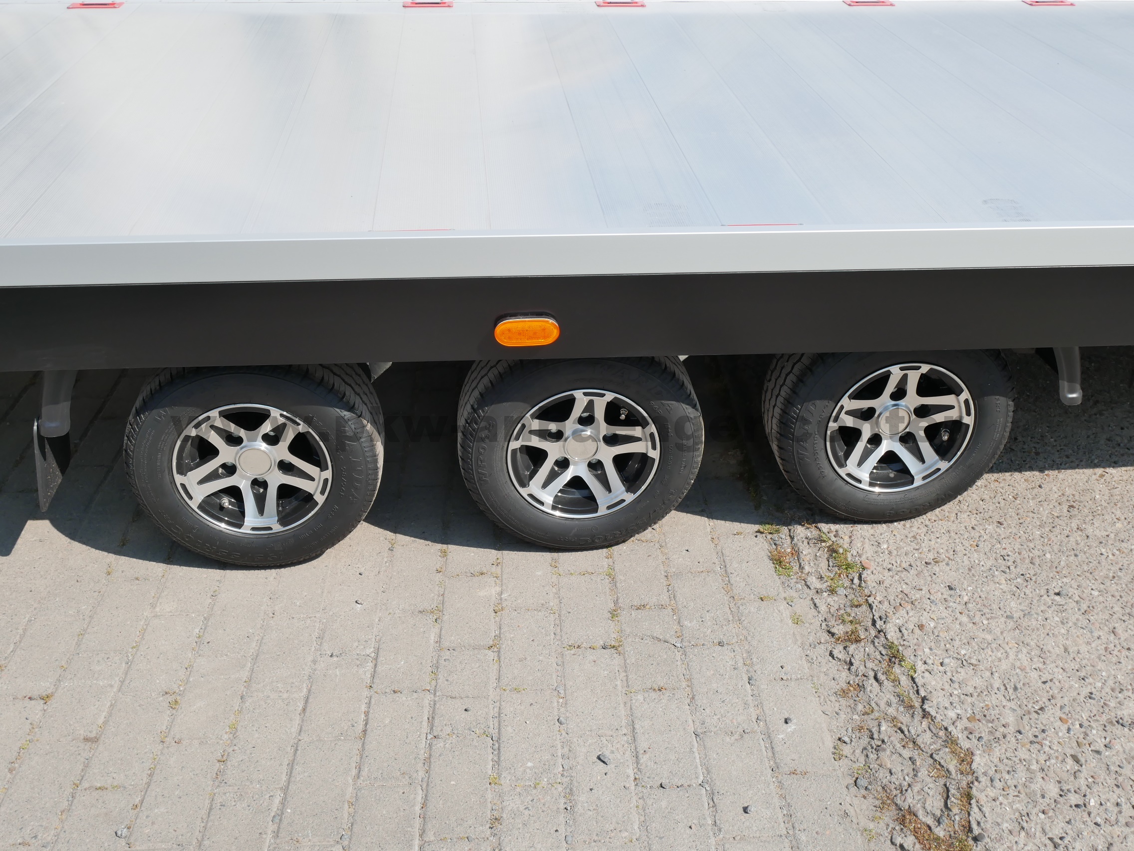 aVE-3500-560x209-Jumbo-Light-E-Wind-Tridem-mit-Aluf-13