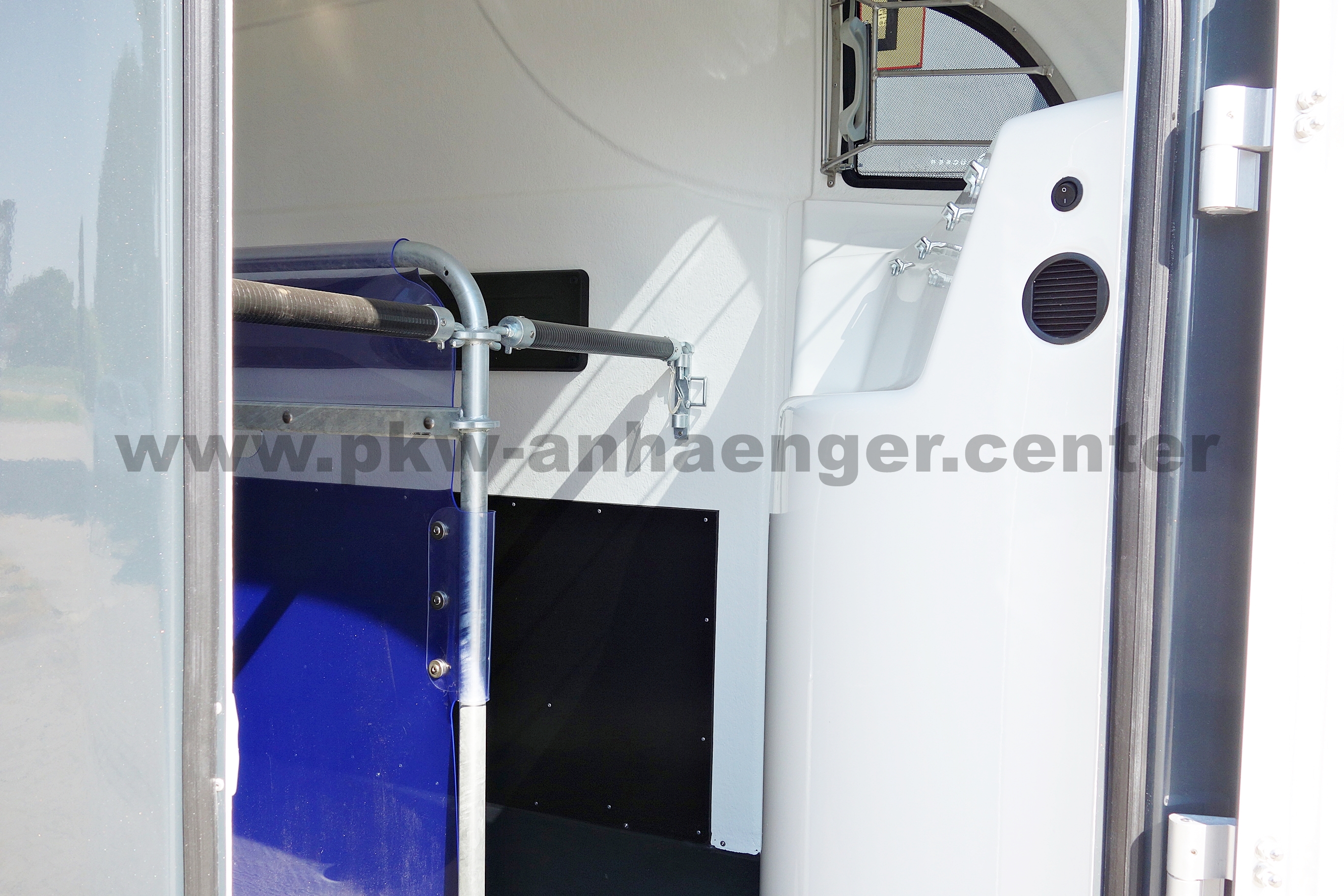 a-Careliner-M-grey-night-Pano-Body-SK-Netz-Aluf-10