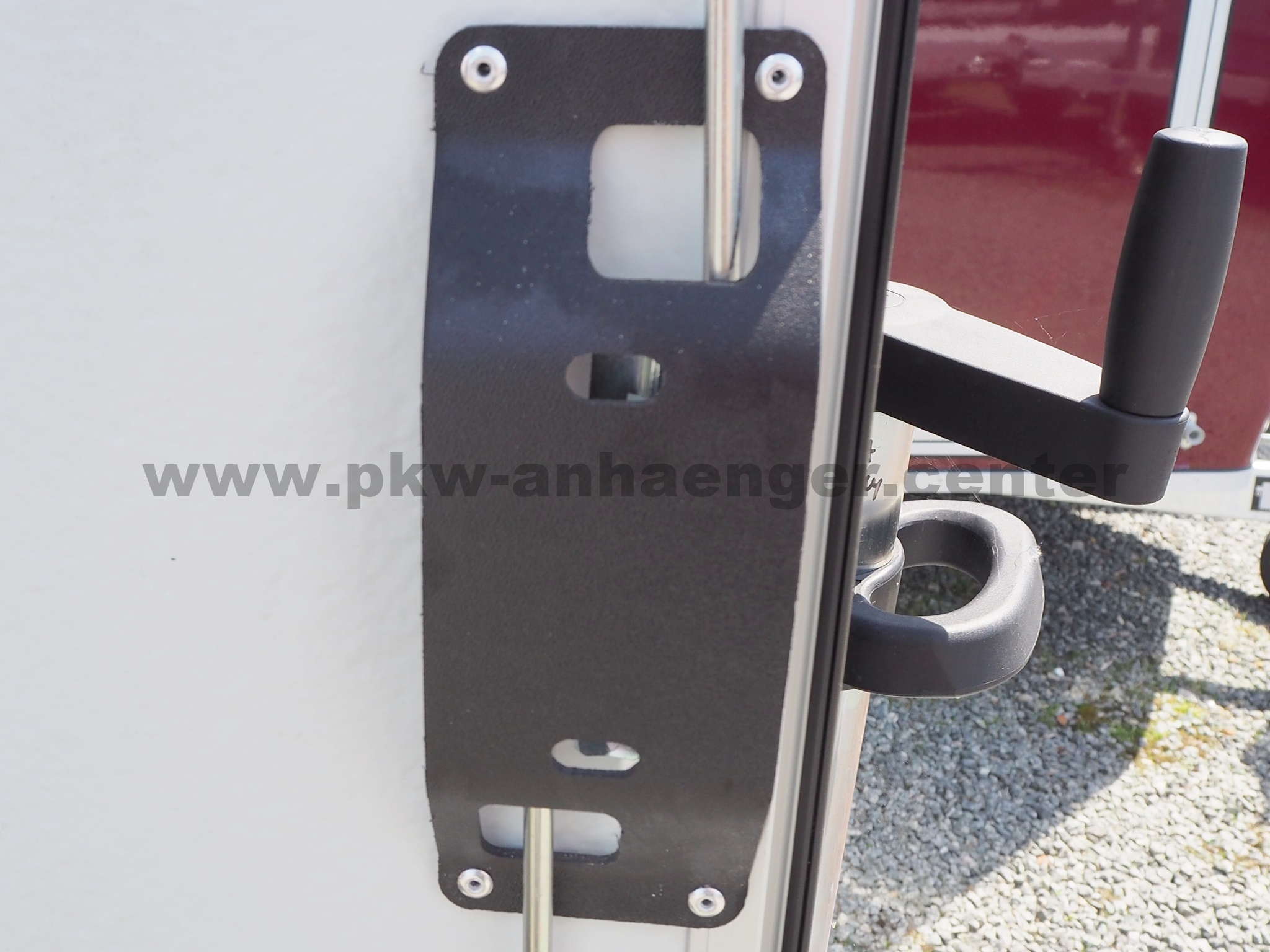 aCH-Abdeckung-T-rverschluss Abdeckung / Schutz für Türverschluß innen an Cheval Liberte Pferdeanhänger