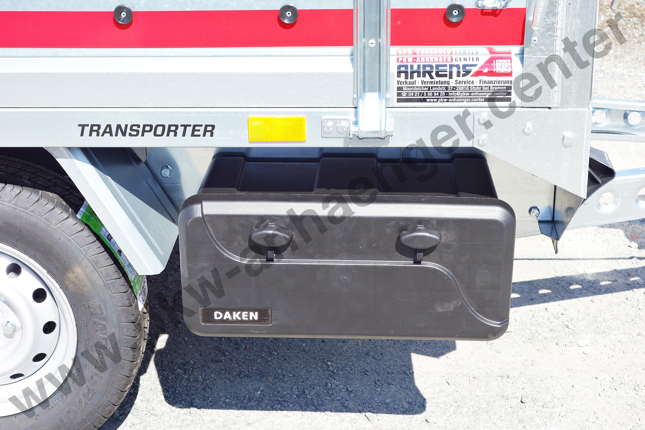 a-B42568-montiert-TETR-1-w Staukasten Kunststoff 55x28x25cm montiert am Anhänger