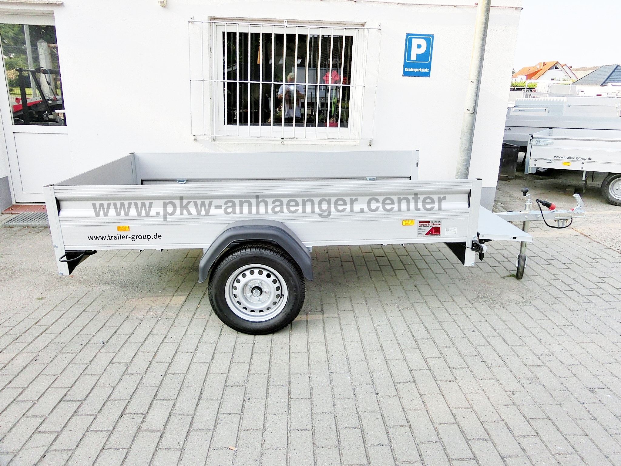 a-UN-750-250x140-100kmh-Klappe-vorne-4-w