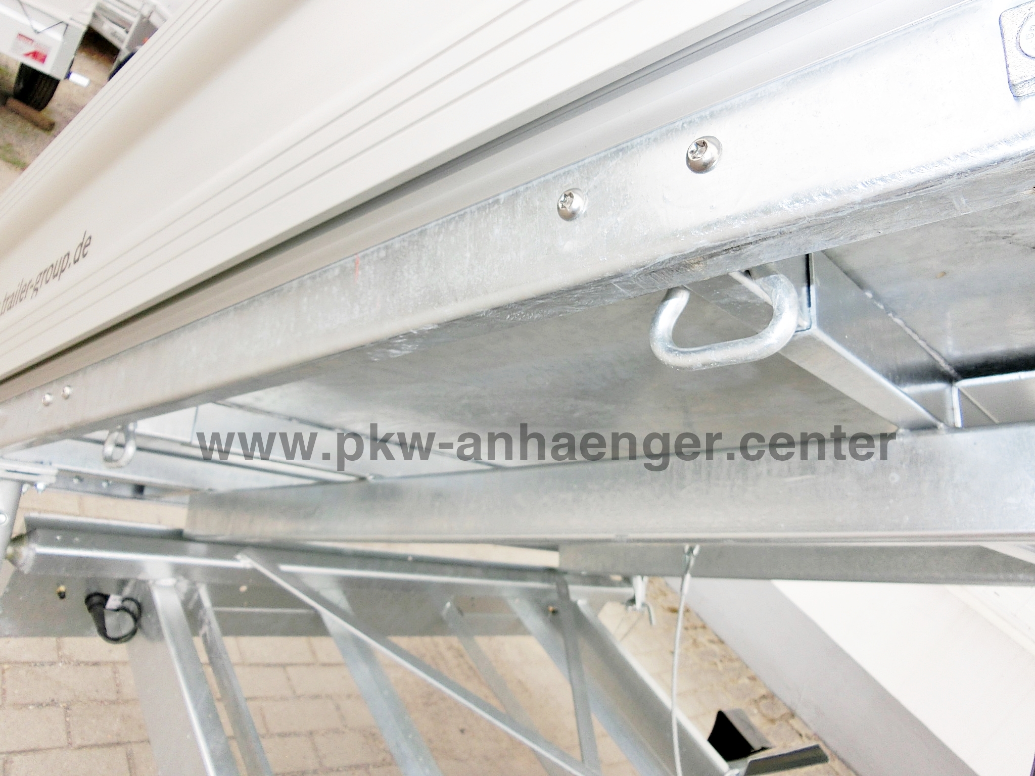 a-UN-2600-306x175x30cm-3SKipp-Web34-9-w