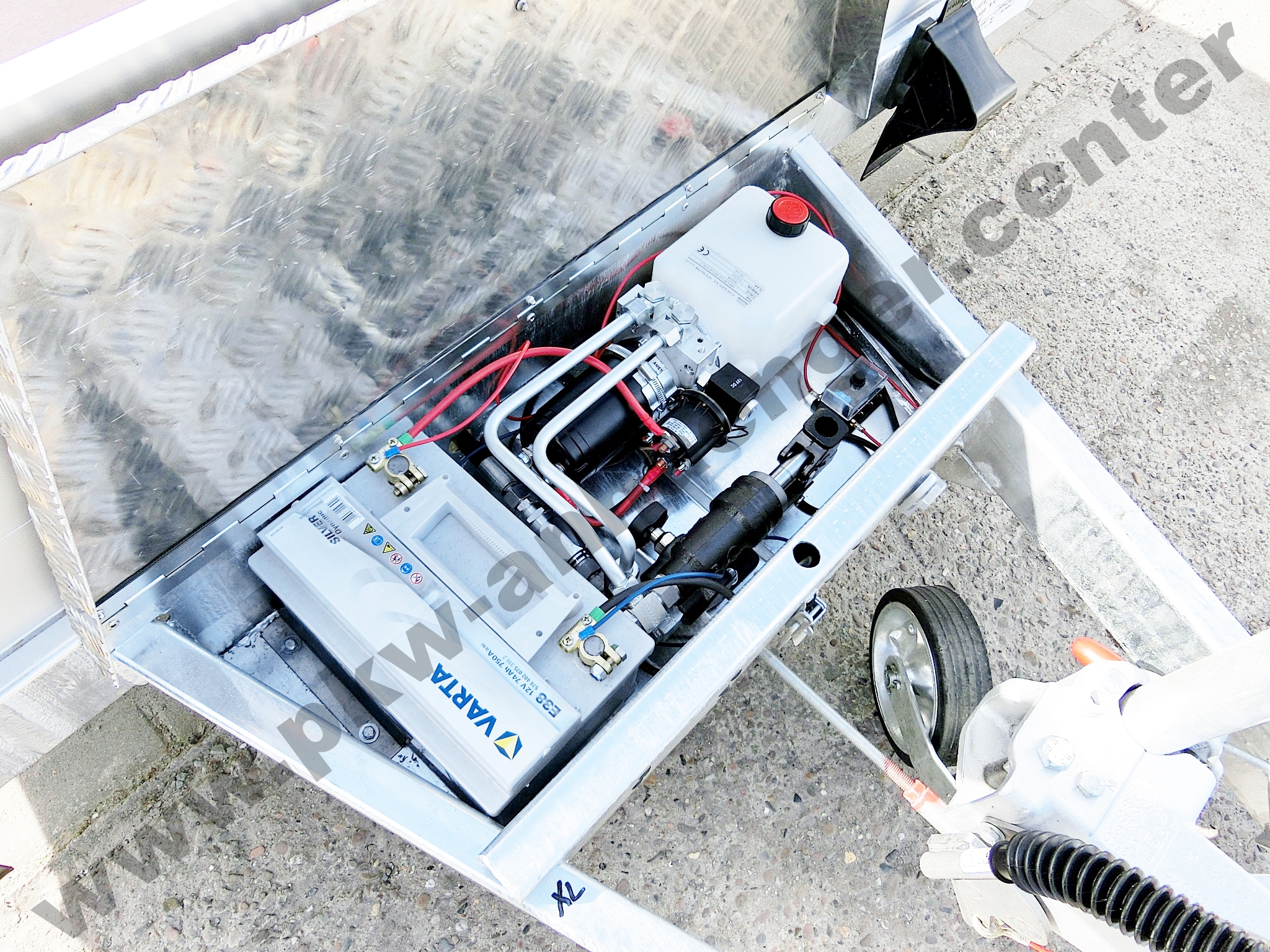 a-VE-E-Hydraulik-1 E-Hydraulik mit Nothandpumpe in Deichselbox