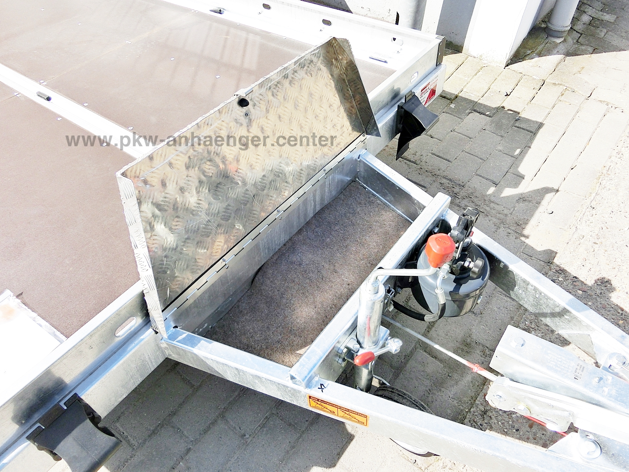 a-VE-2700-390x188-Lifter-Car-12-w