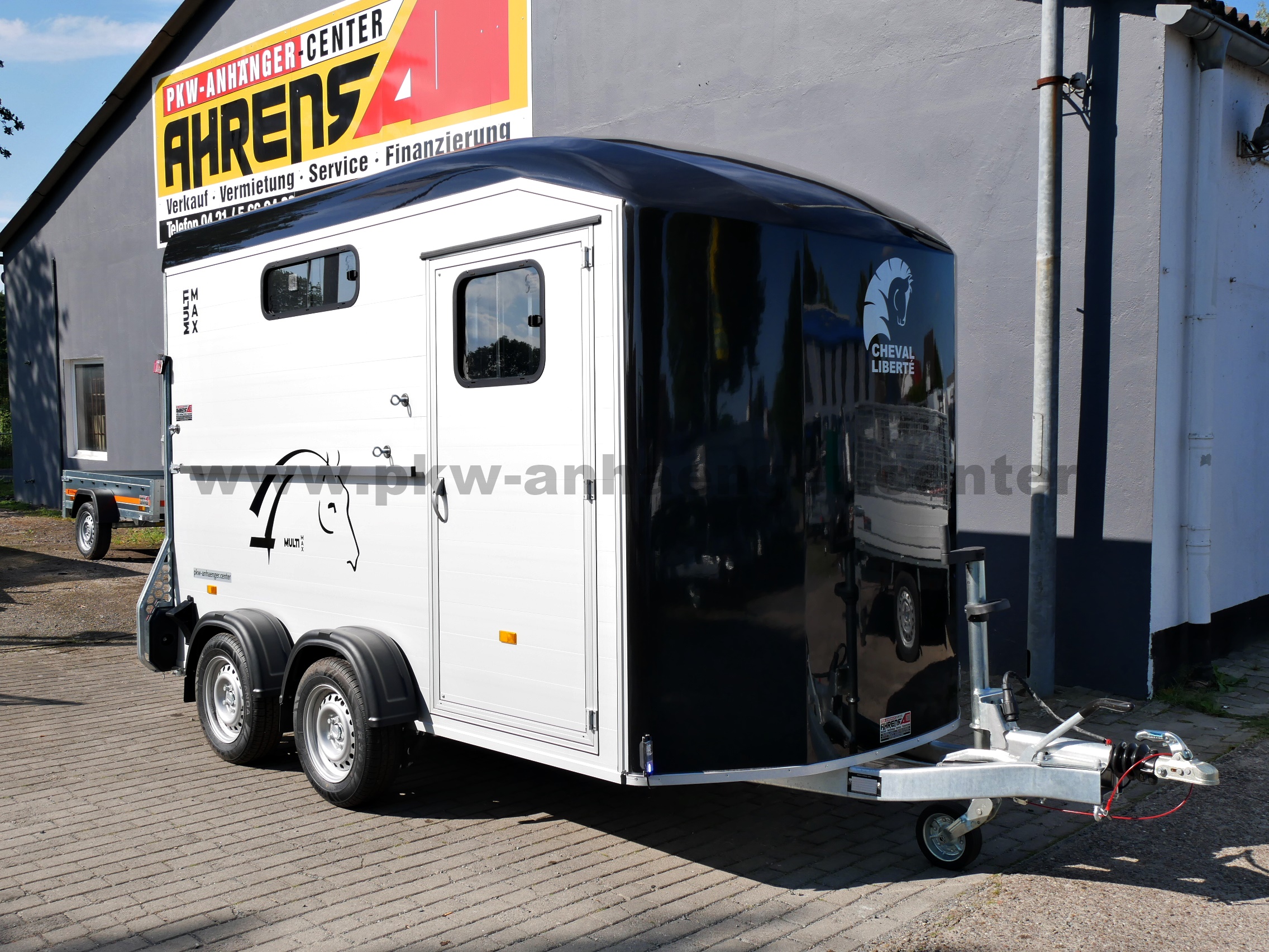 aCH-Multimax-SK-von-aussen-1 Cheval Liberte MULTIMAX 2er Pferdeanhänger mit Sattelkammer und Tür von aussen