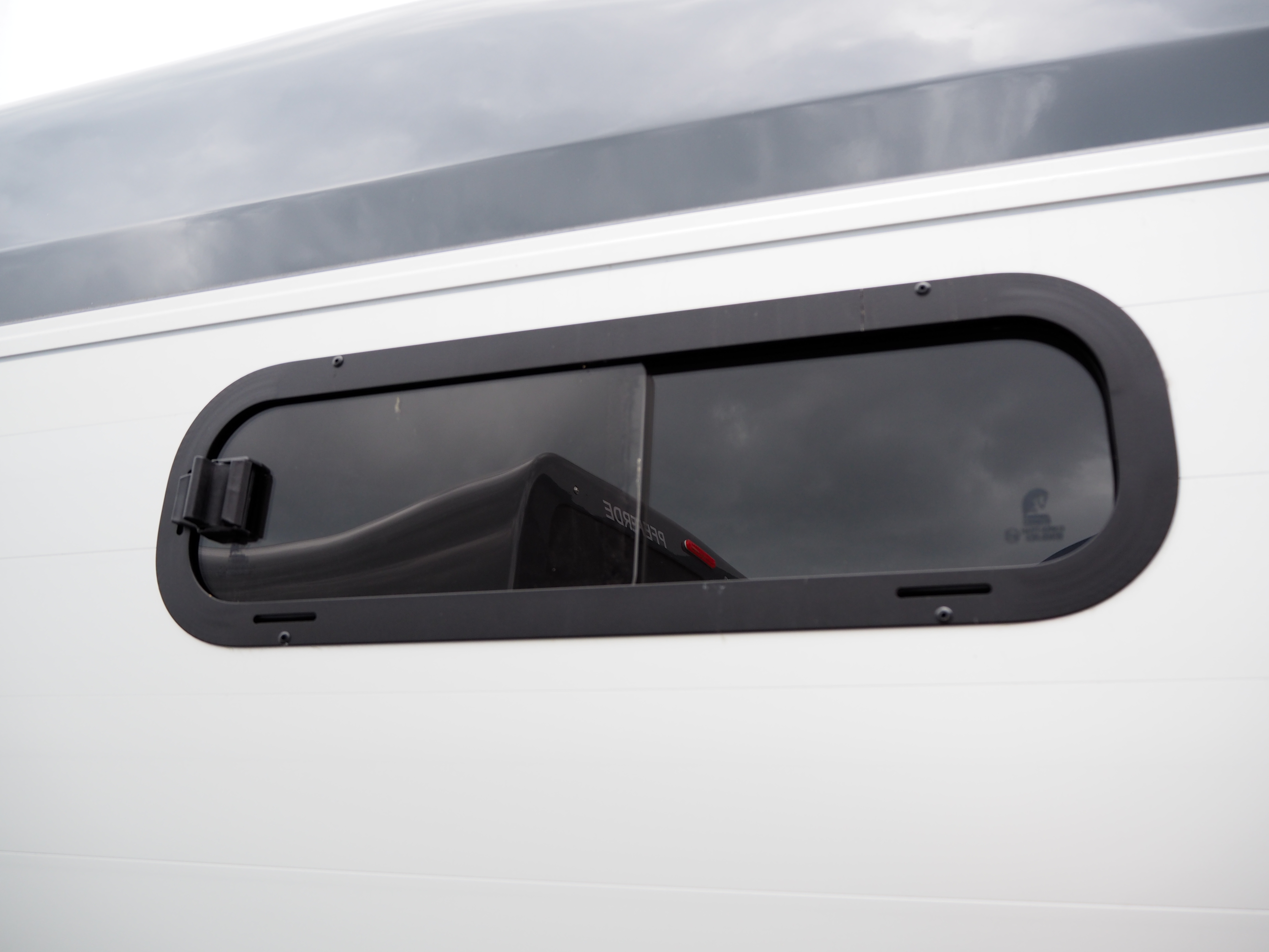 CH-Seitenfenster-Gold3-links Seitenfenster links für Cheval Liberte GOLD3 Pferdeanhänger