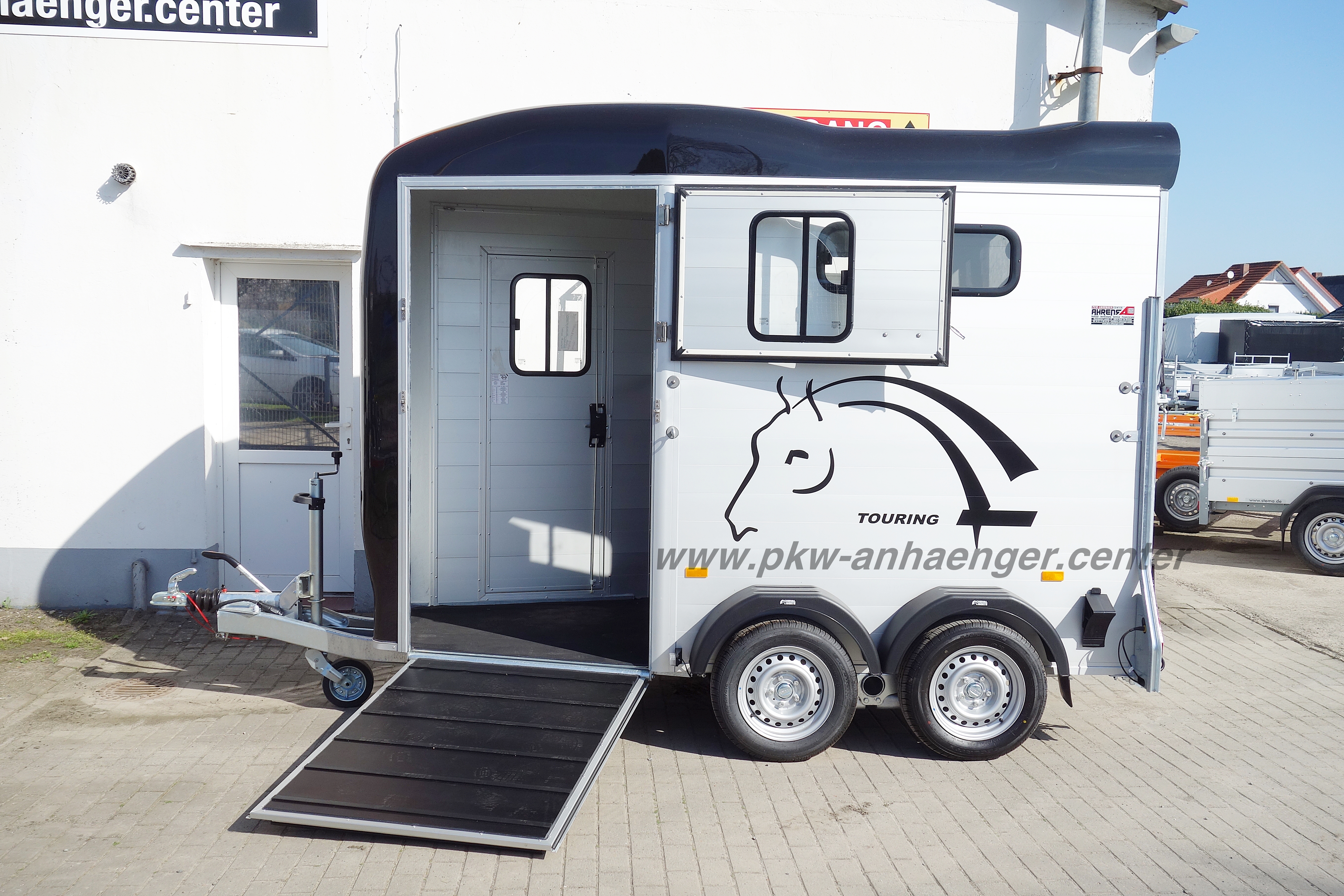 A-Touring-One-schwarz-6 1,5er Pferdeanhänger mit Frontausstieg Cheval Liberte Touring One