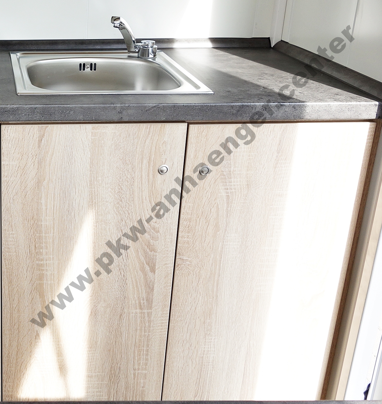 a-Waschbecken-2 Waschbecken mit Unterschrank für Seller Verkaufsanhänger Warmwasser