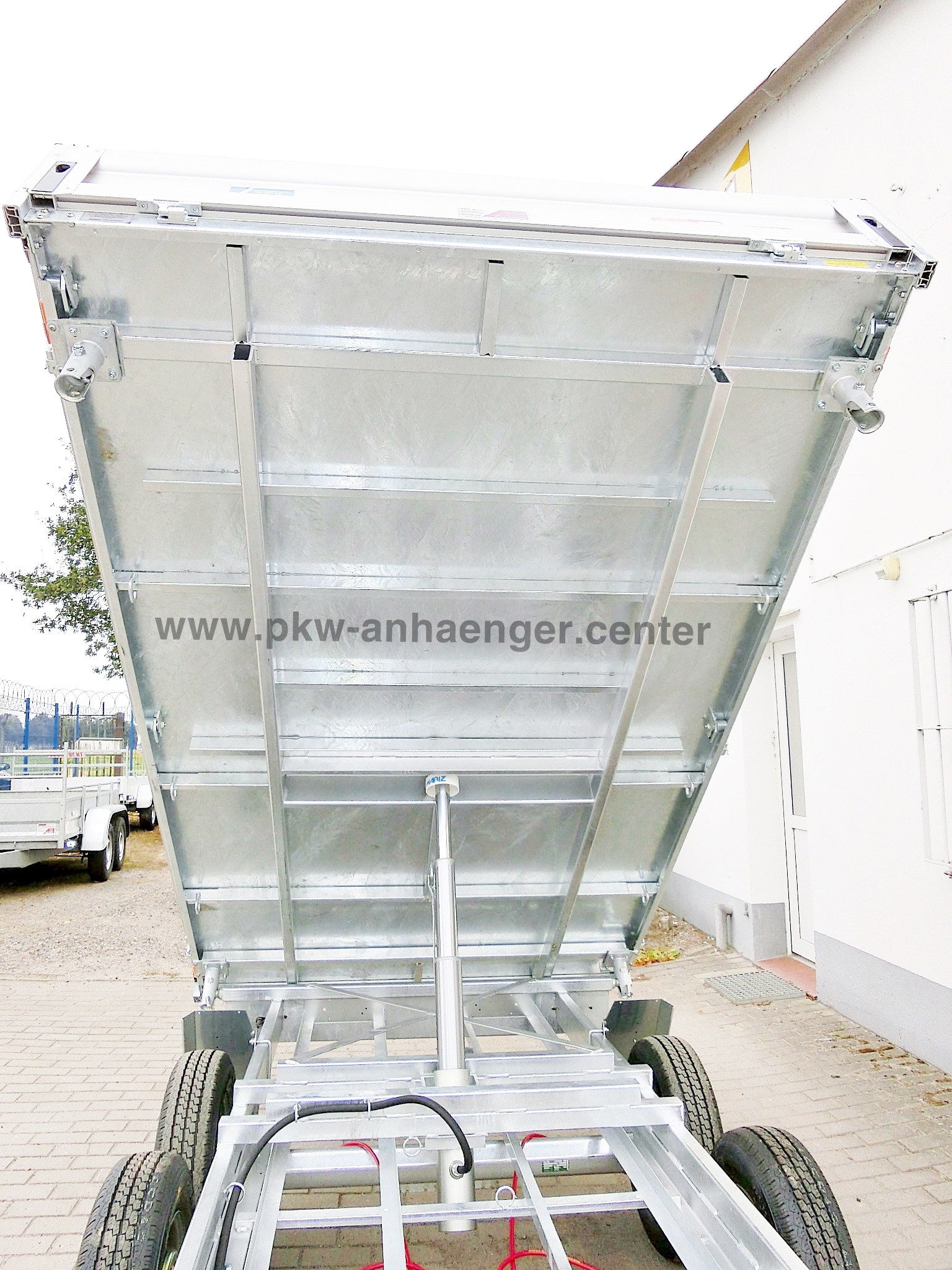 a-UN-2600-306x175x30cm-3SKipp-Web34-8-w