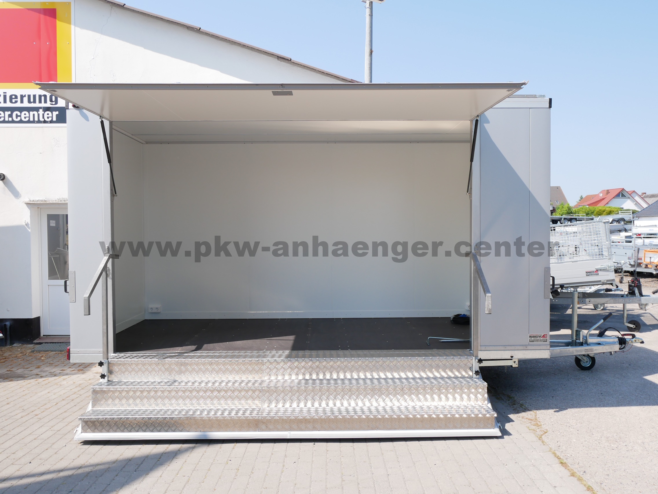 aVE-Promotion-449-5 Promotionanhänger Messeanhänger Treppe Banner 4,49m