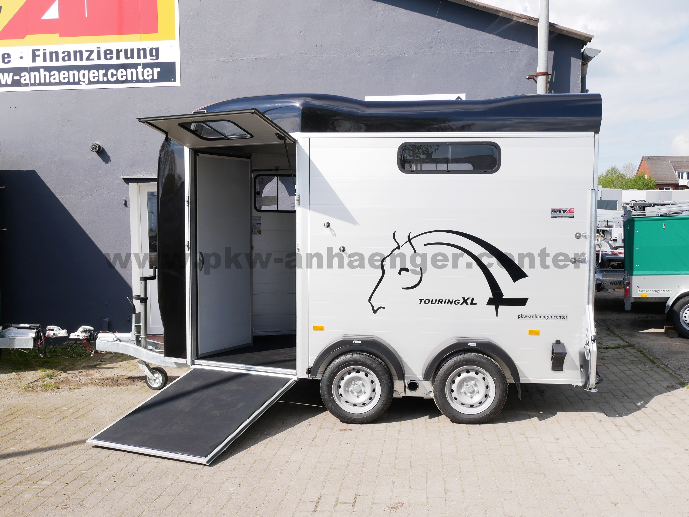 aCH-TouringXL-SK-schwarz-6 Cheval Liberte TOURING-XL 2er Pferdeanhänger Sattelkammer Frontausstieg