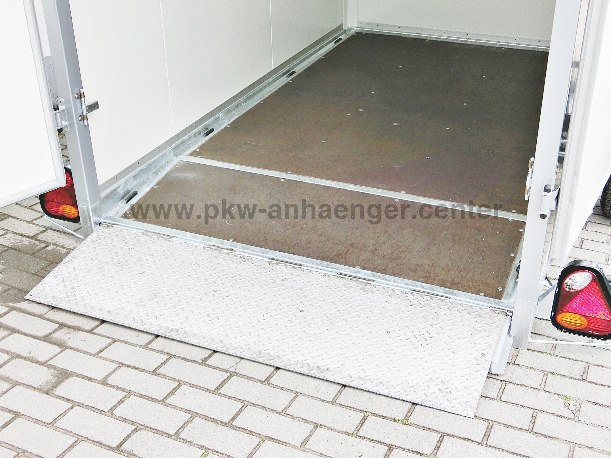 a-VE-1300-265x155x190-Lifter-Koffer-10-w